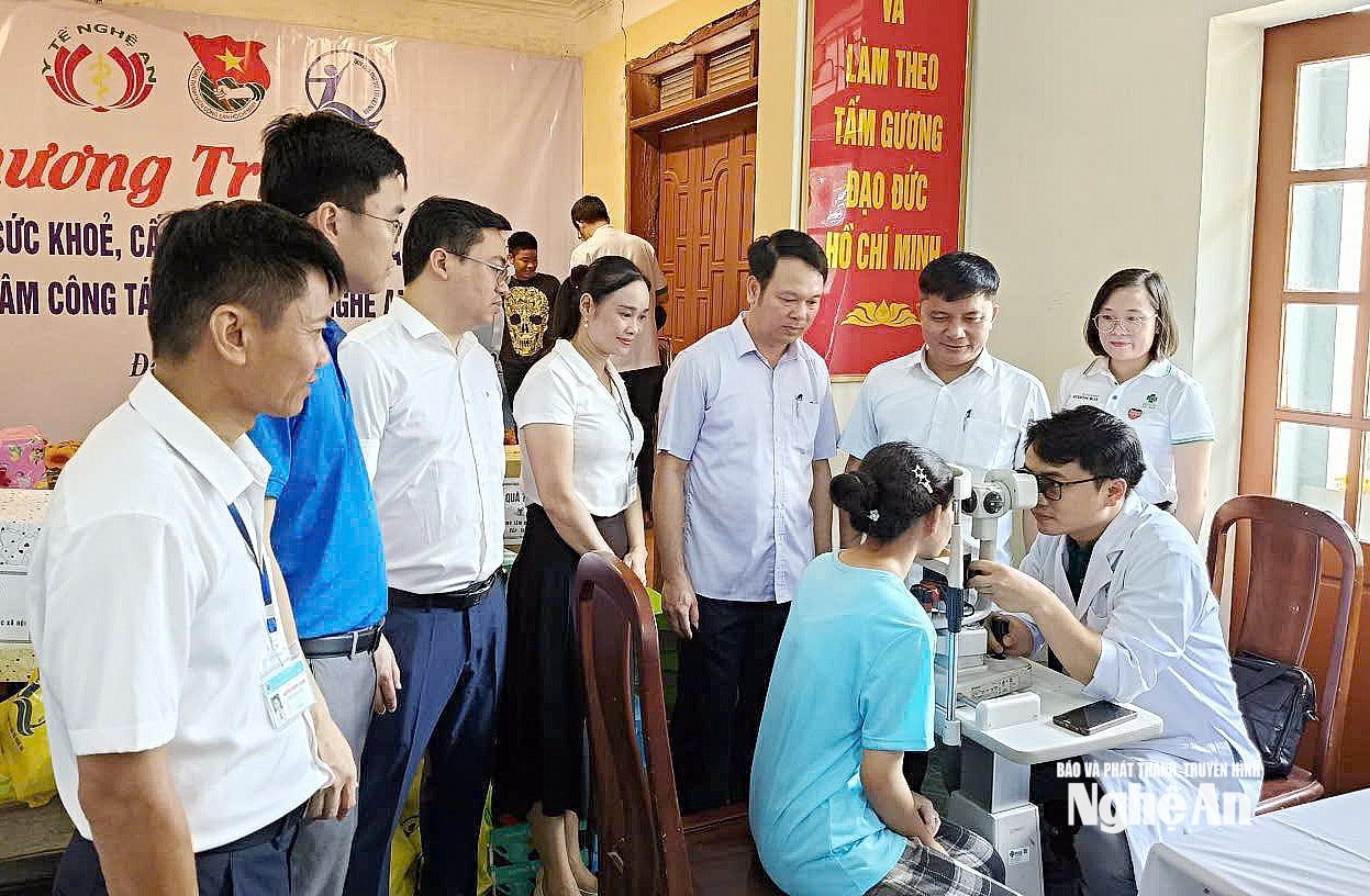 Ông Lê Văn Thúy (thứ 3 từ phải sang) cùng các đại diện Sở Y tế.