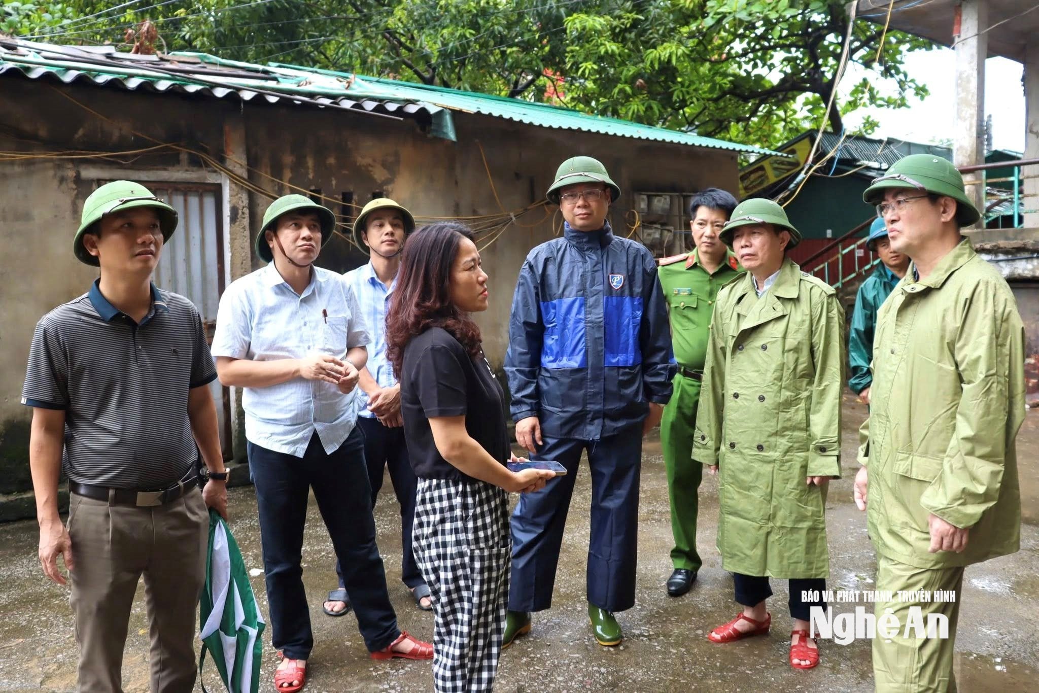 Lãnh đạo phường Thành Vinh vận động các hộ dân khu vực ách yếu sẵn sàng di dời khi có yêu cầu. Ảnh: P.V
