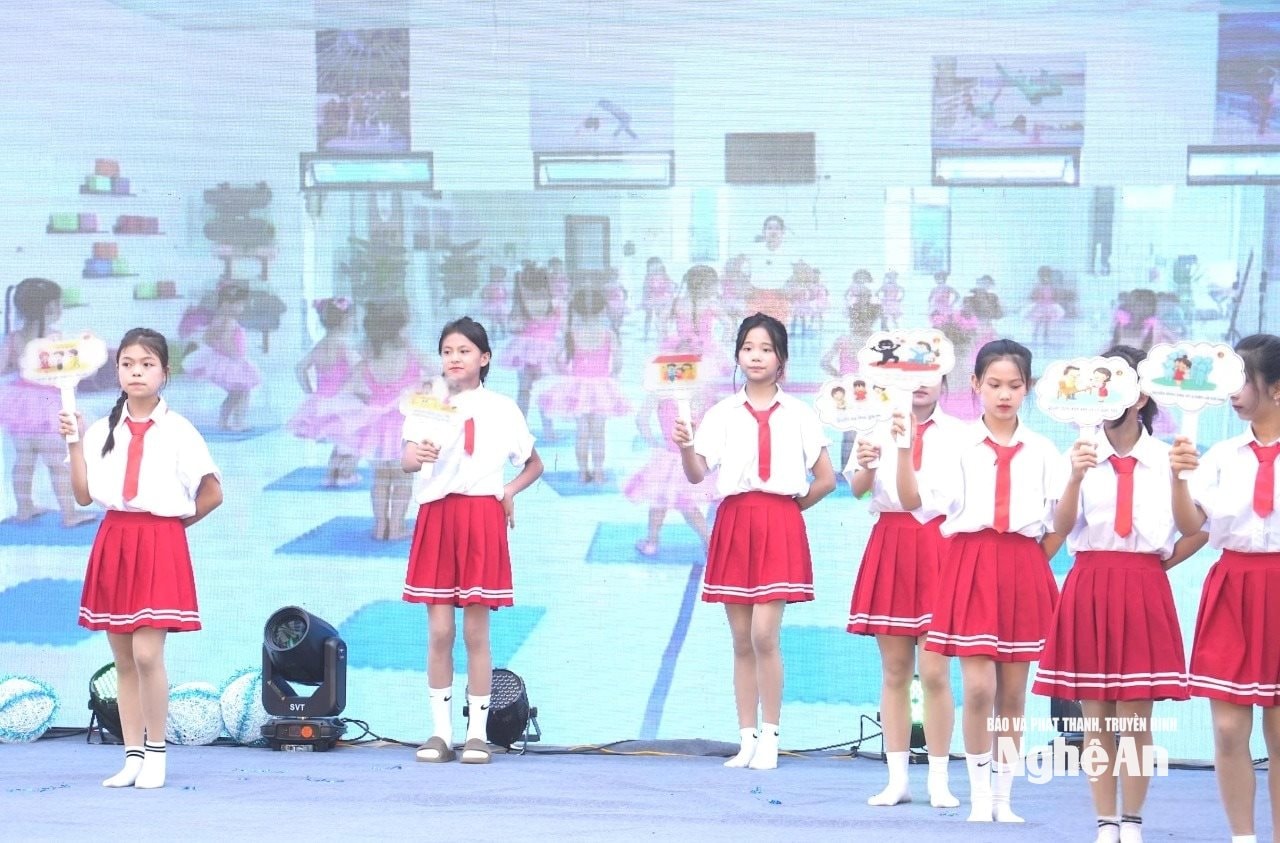 Chương trình văn nghệ do học sinh huyện Diễn Châu biểu diễn mang nhiều thông điệp về trẻ em. Ảnh Mỹ Hà