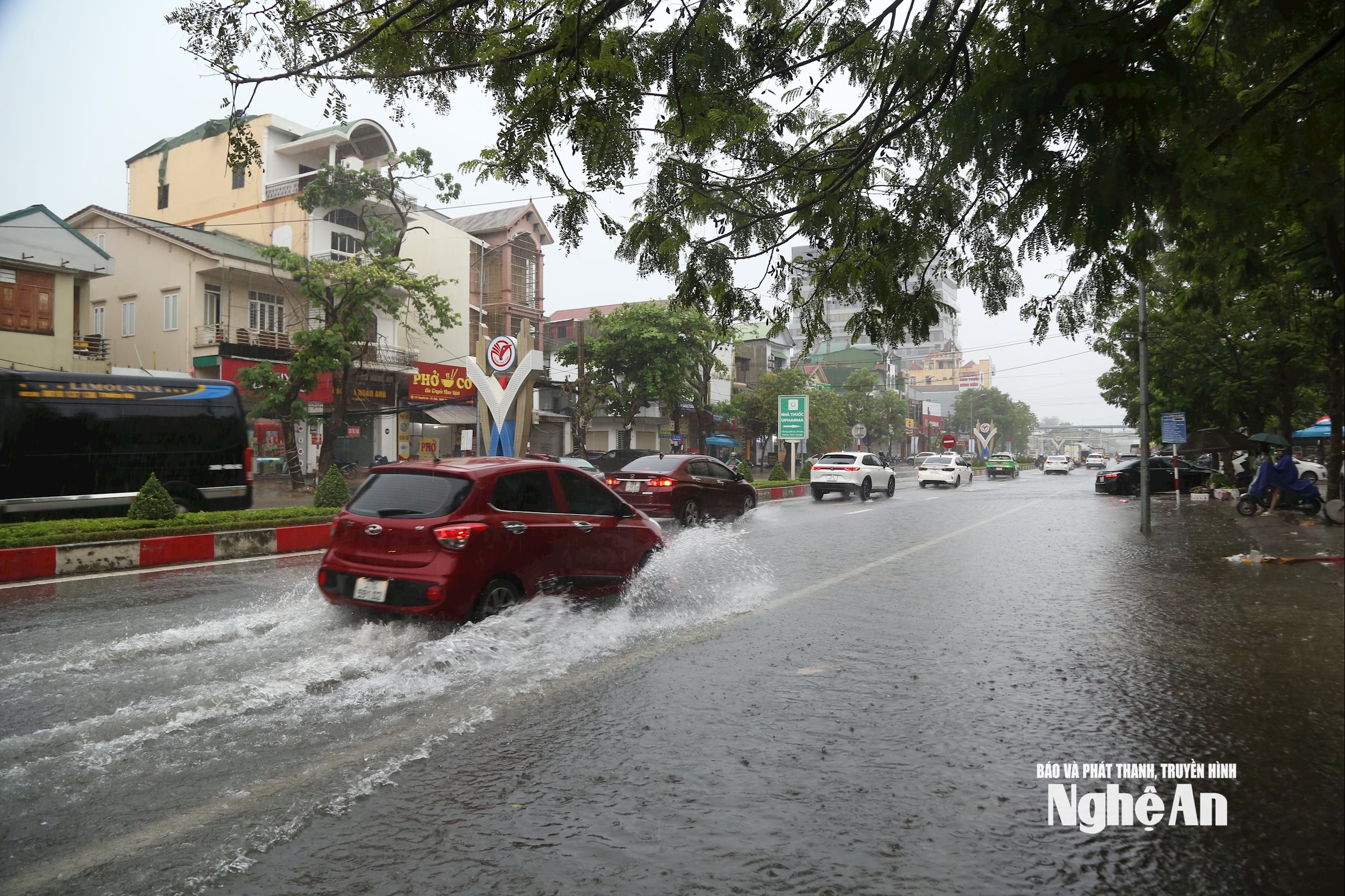 Đường Nguyễn Du, phường Bến Thủy ngập nhẹ sau cơn mưa lớn, khiến việc đi lại của người dân gặp nhiều khó khăn.
