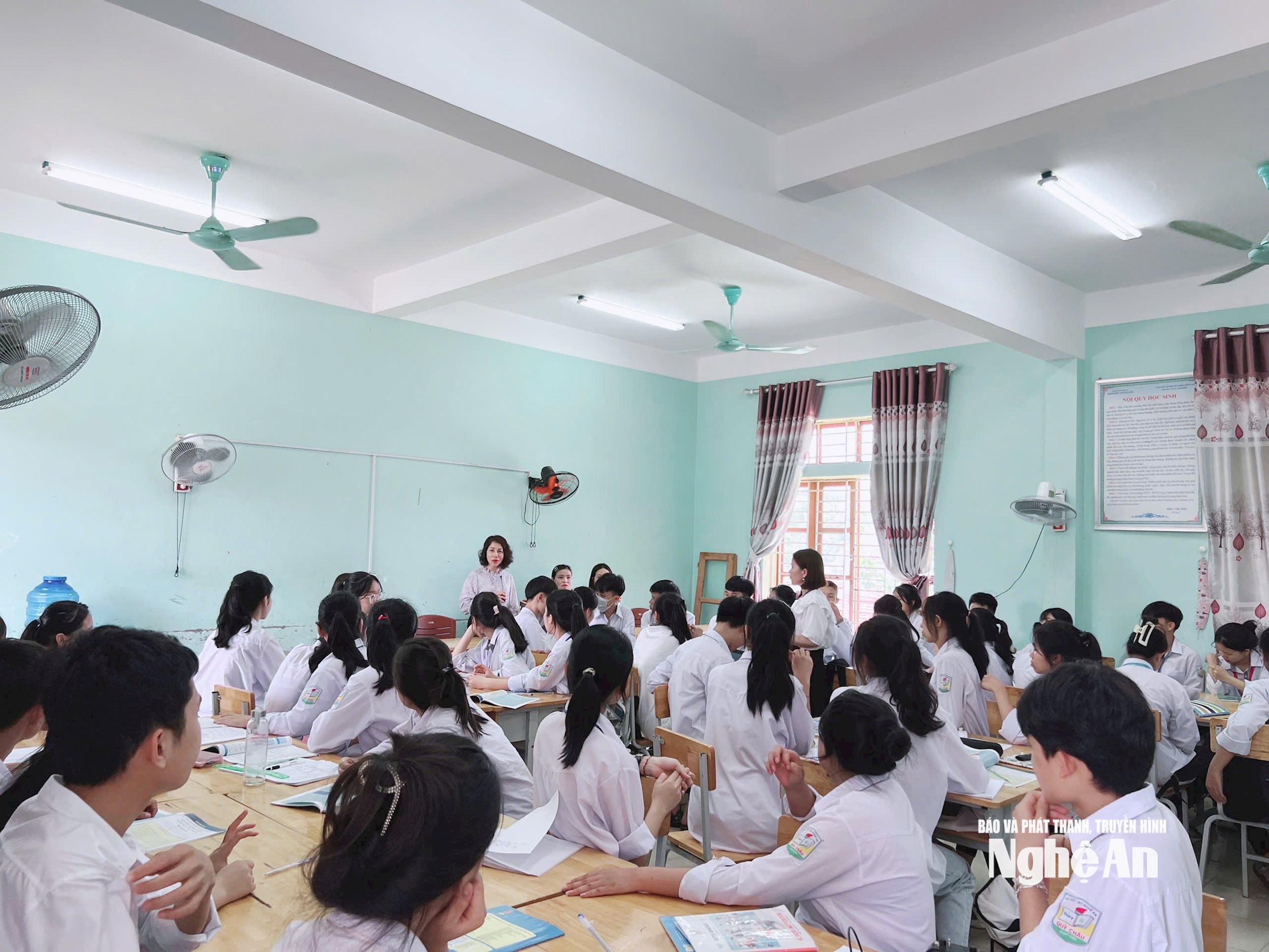 Giờ học của học sinh Trường THPT Quỳ Châu. Ảnh - Mỹ Hà