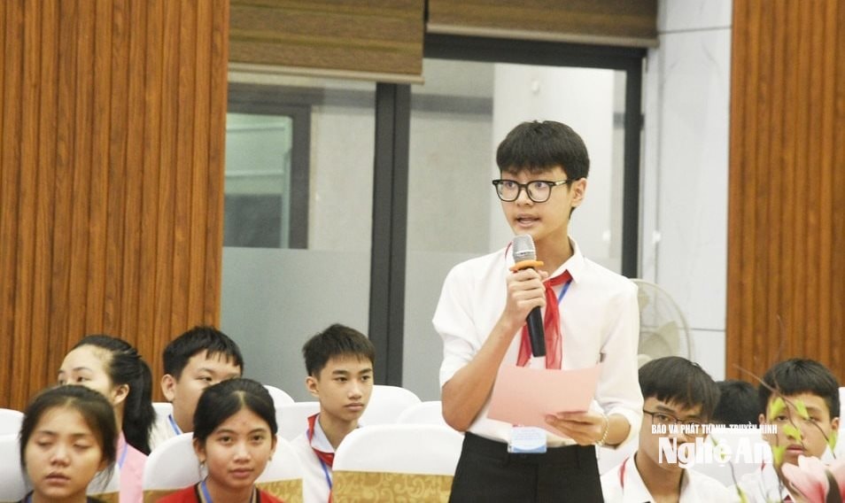 Học sinh nêu ý kiến tại Diễn đàn trẻ em. Ảnh Minh Quân