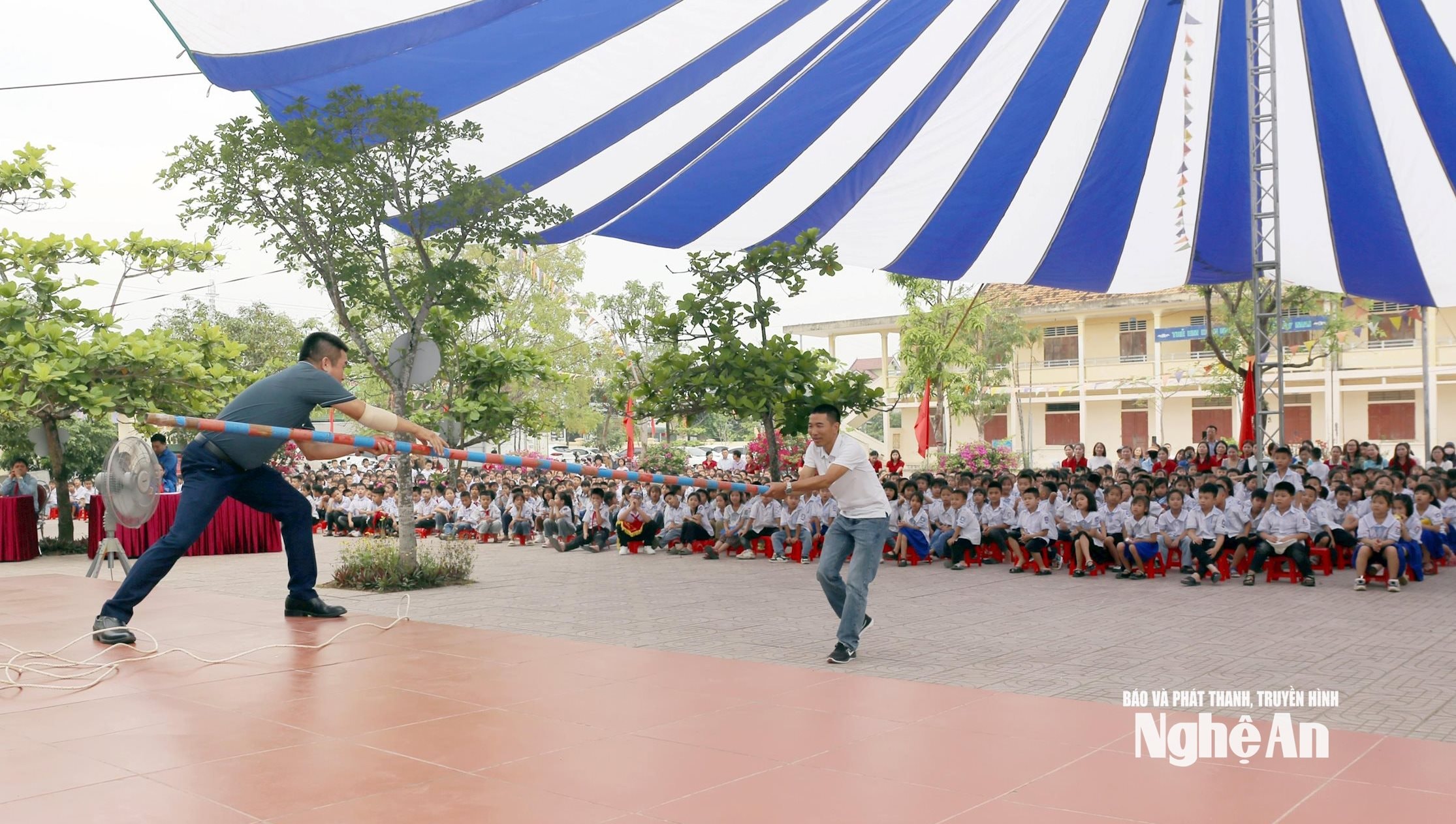 Hướng dẫn kỹ năng phòng, chống đuối nước và xử lý các tình huống đuối nước xảy ra cho trẻ. Ảnh Thanh Quỳnh