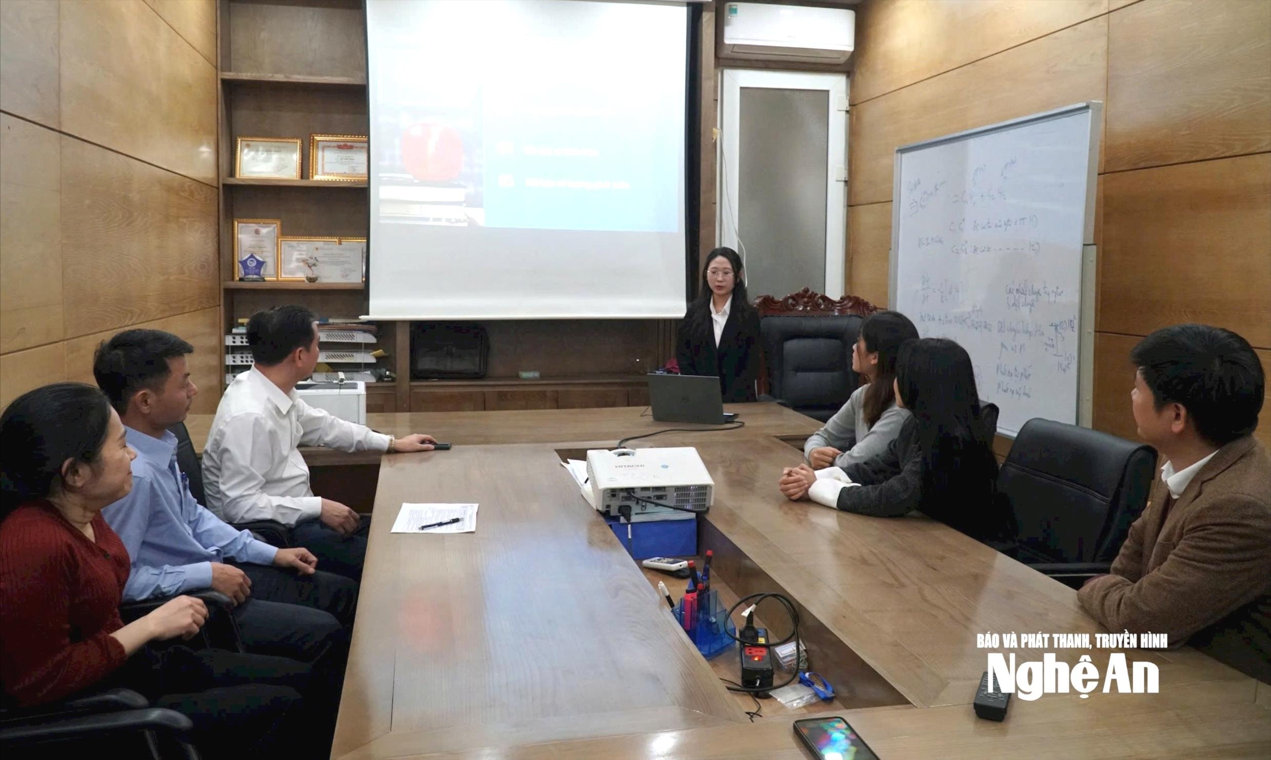 bna_mot-buoi-nghiem-thu-de-tai-nghien-cuu-khoa-hoc-cua-giang-vien-va-sinh-vien-truong-dai-hoc-vinh.-anh-my-ha(1).jpg