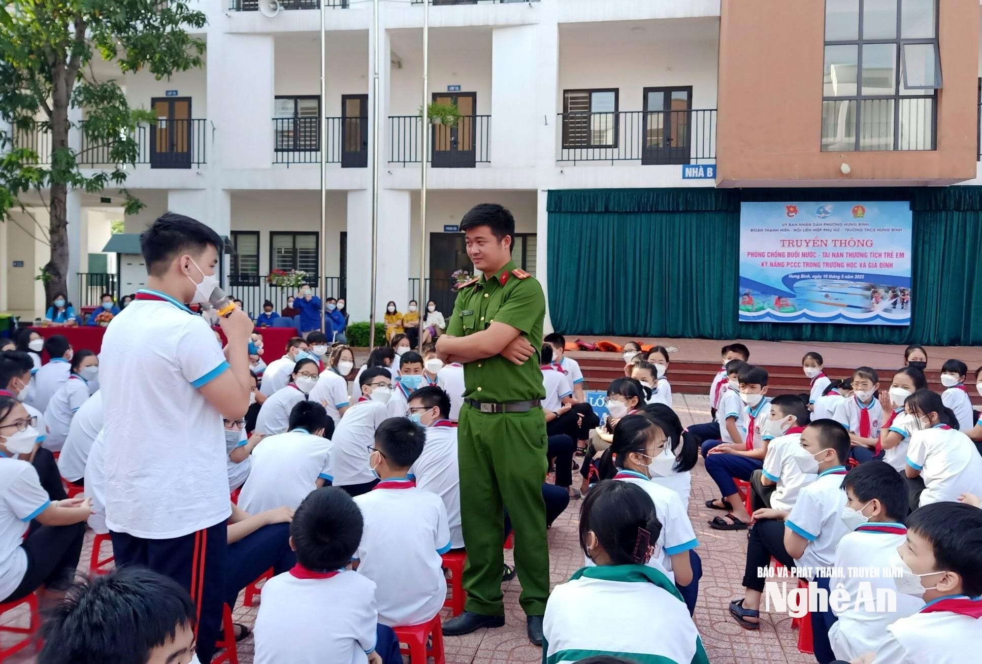 Một buổi truyền thông về phòng, chống đuối nước ở Trường THCS Hưng Bình. Ảnh P.V