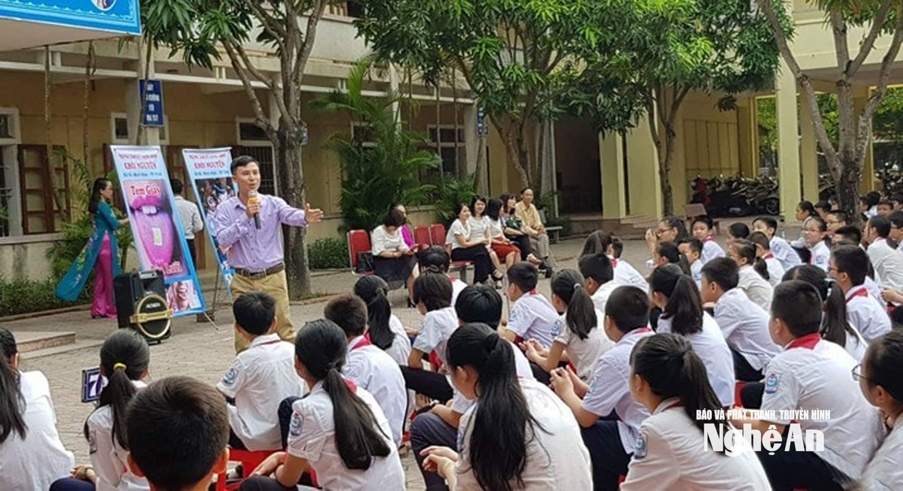 Nói chuyện chuyên đề hướng dẫn kỹ năng phòng chống xâm hại và bắt cóc trẻ. Ảnh tư liệu Hồng Sơn