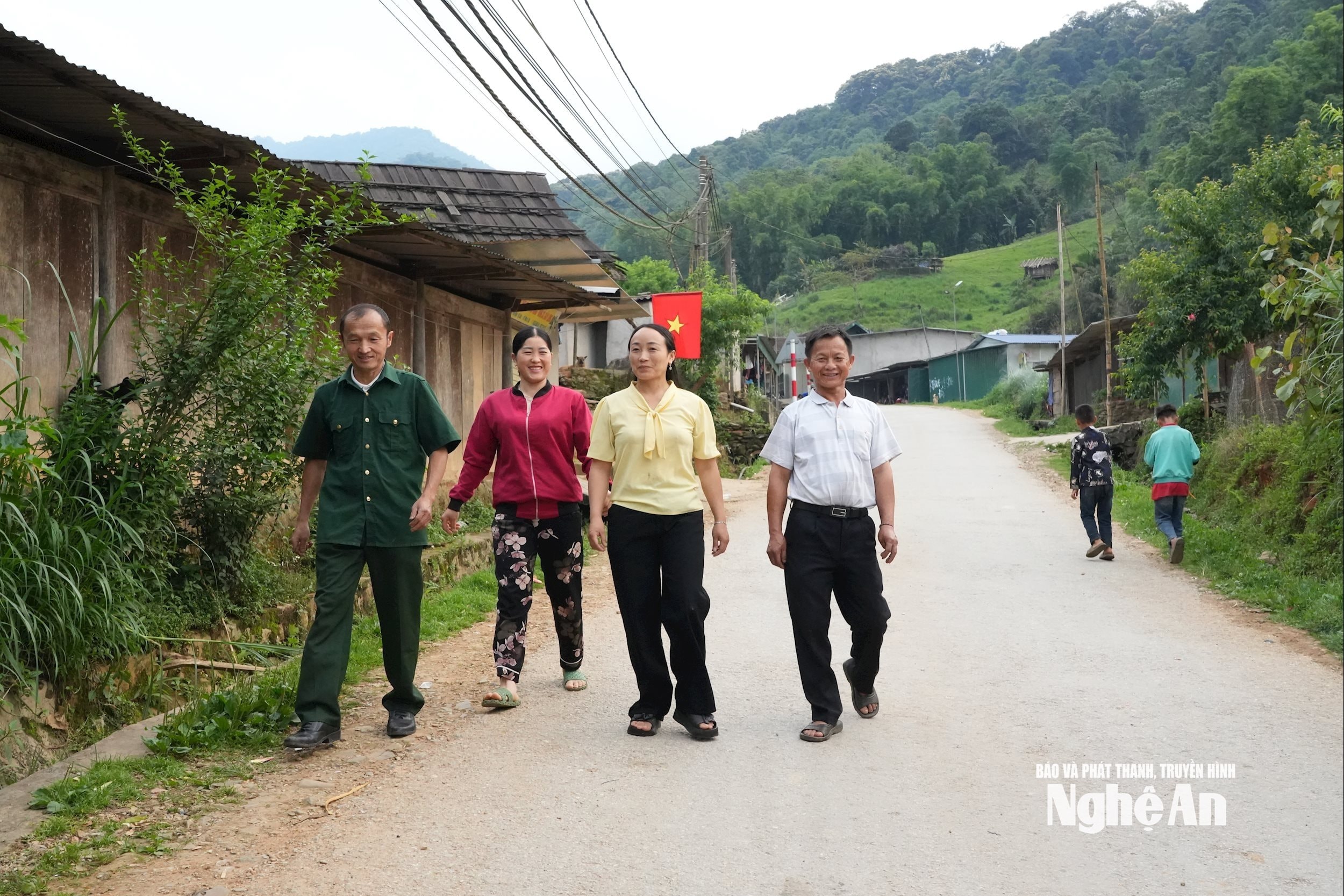 Ông Già Tồng Thù cùng cán bộ và người dân bản Ka Dưới. Ảnh K.L