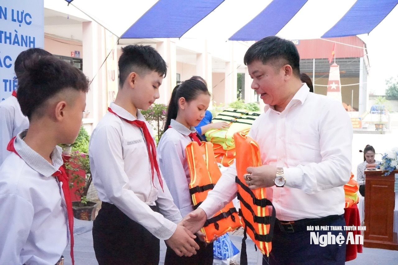Trao tặng phao cứu sinh cho trẻ em trên địa bàn huyện Diễn Châu. Ảnh Mỹ Hà