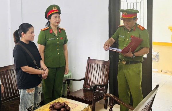 Đặt mua nguyên liệu trôi nổi qua mạng để sản xuất số lượng lớn dầu gội giả -0