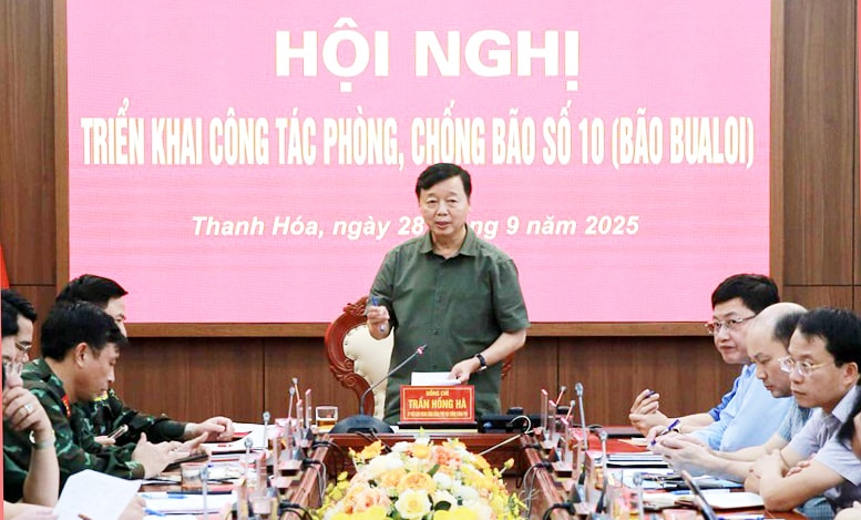 Phó Thủ tướng Trần Hồng Hà, Phó Trưởng ban Thường trực Ban Chỉ đạo phòng thủ dân sự quốc gia chủ trì cuộc họp trực tuyến của Ban Chỉ đạo tiền phương với các tỉnh dự kiến có tâm bão số 10 đi qua - Ảnh: VGP/Minh Khôi