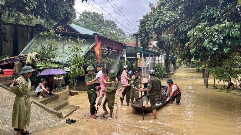 Huy động mọi lực lượng, phương tiện ứng phó với nguy cơ triều cường, ngập lụt, lũ quét, sạt lở đất sau bão số 10- Ảnh 1.
