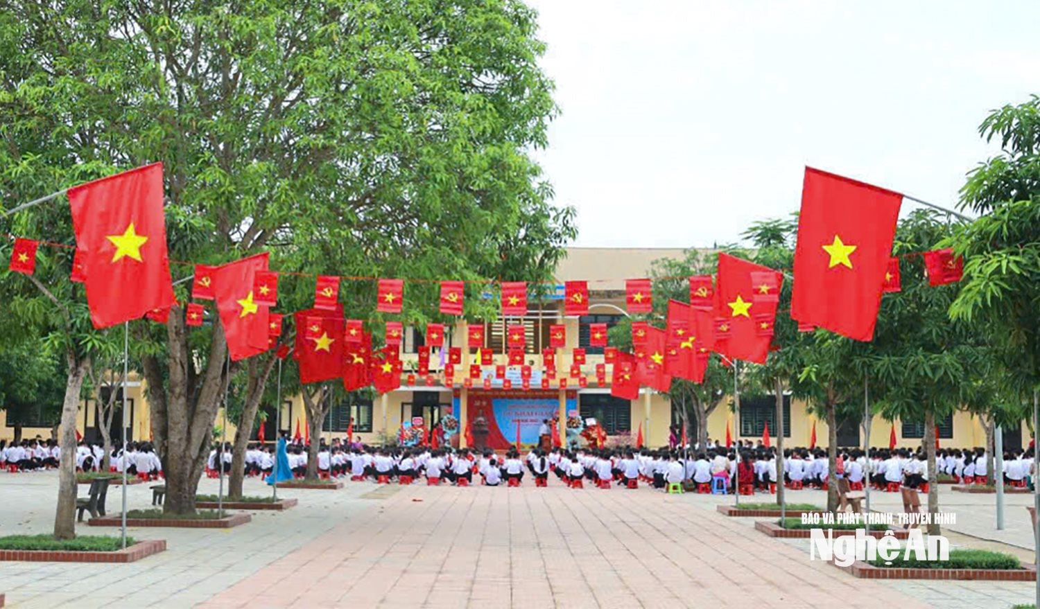  Một góc sân Trường THCS Nguyễn Thị MInh Khai