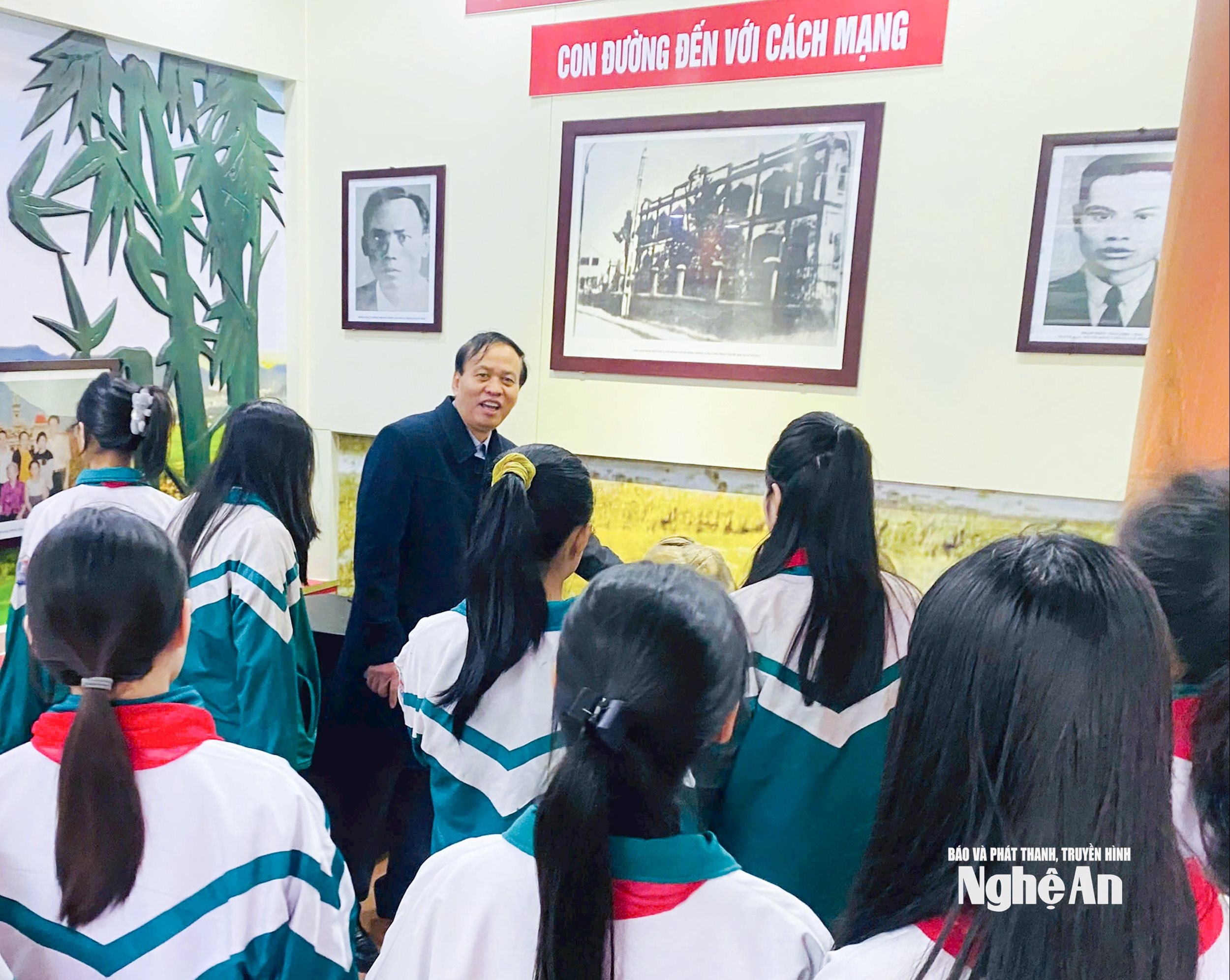  Thầy và trò Trường THCS Nguyễn Thị Minh Khai tổ chức chương trình ngoại khoá đến địa chỉ đỏ