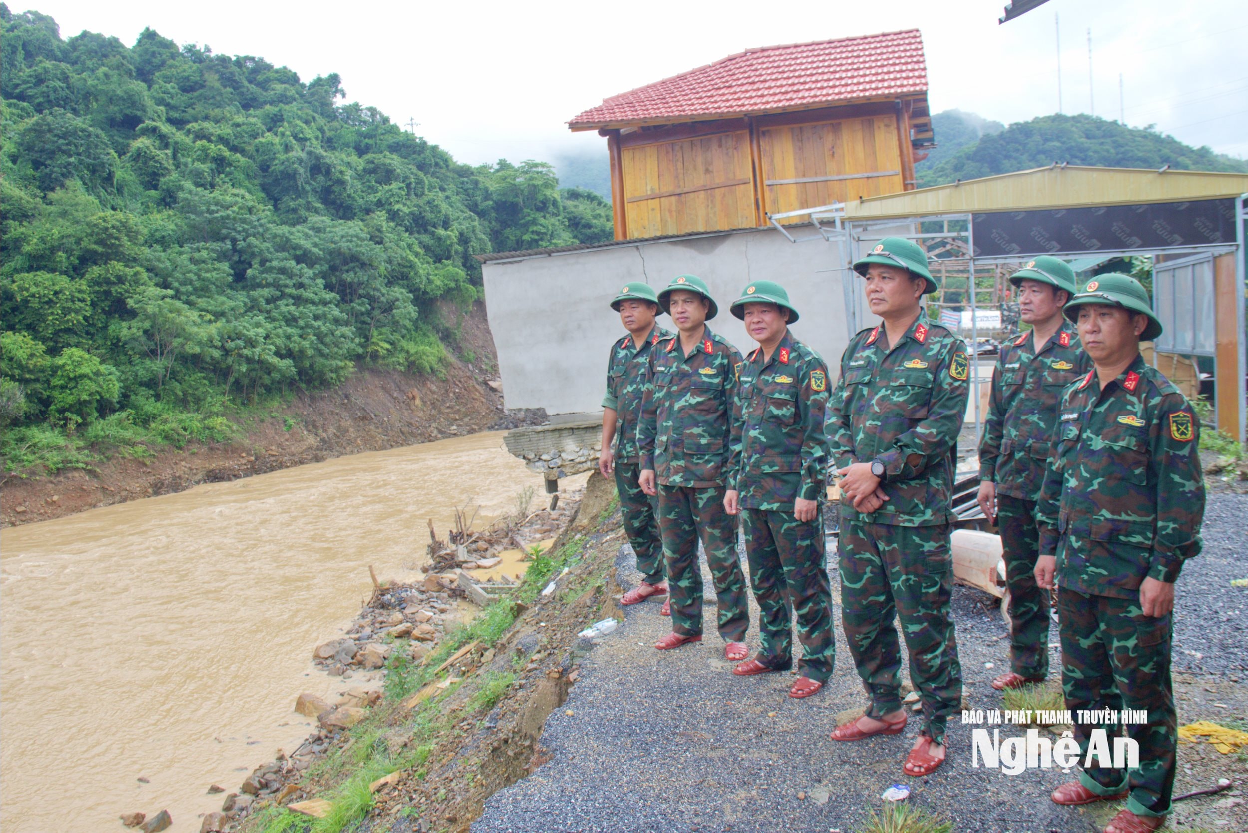 Đoàn công tác kiểm tra các điểm xung yếu, có nguy cơ lũ ống, lũ quét tại xã Tà Cạ. Ảnh: Trọng Kiên