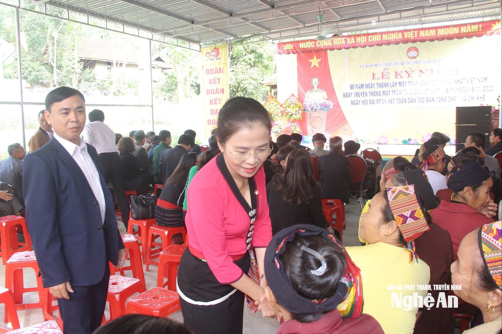 Đồng chí Võ Thị Minh Sinh - Phó Bí thư Tỉnh ủy, Chủ tịch Ủy ban MTTQ Việt Nam tỉnh, Trưởng Đoàn đại biểu Quốc hội tỉnh gặp gỡ đồng bào miền Tây Nghệ An. Ảnh: Mai Hoa