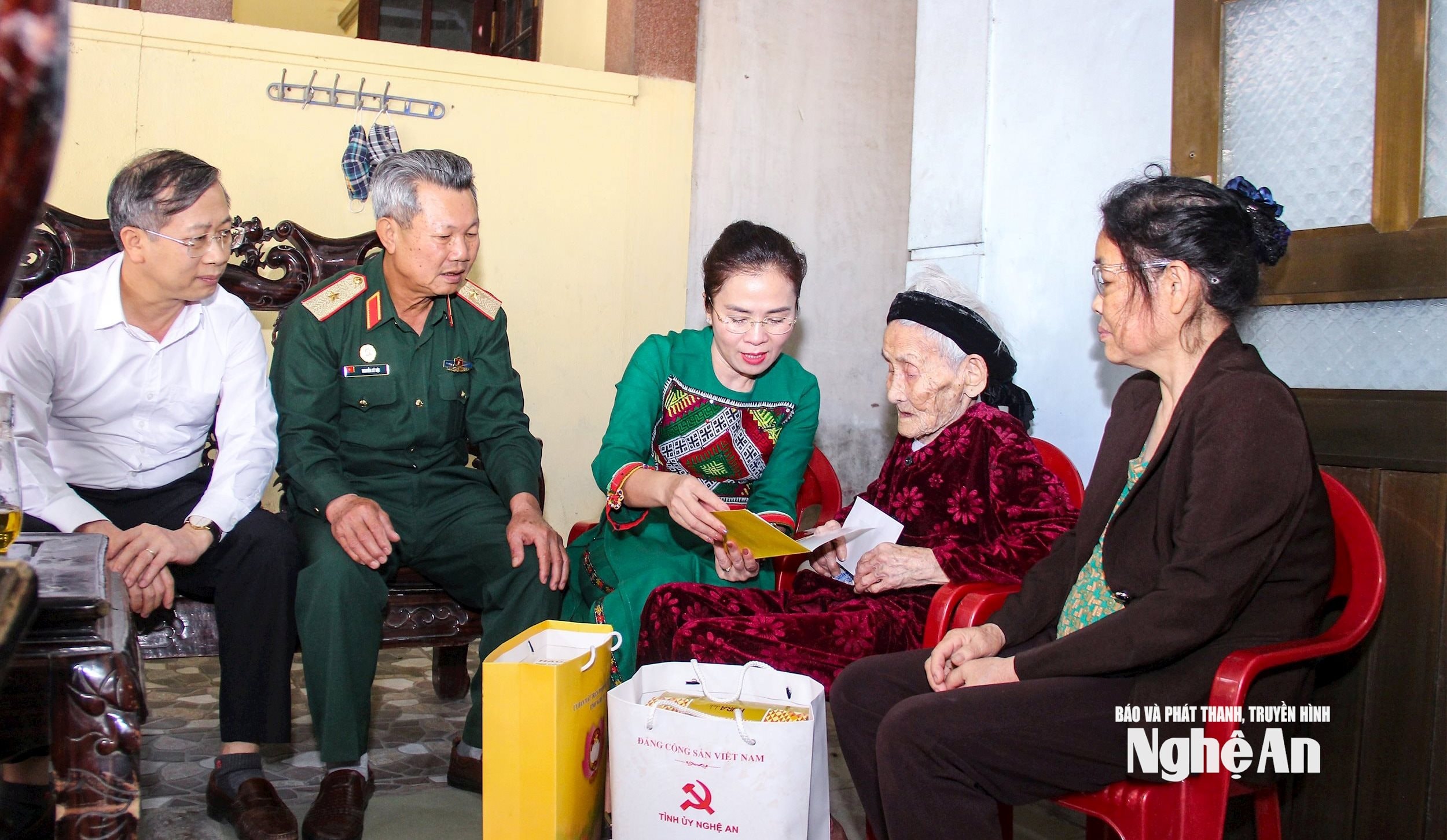 Đồng chí Võ Thị Minh Sinh và đoàn công tác tặng quà Bà mẹ Việt Nam Anh hùng Lê Thị Sáu. Ảnh Mai Hoa