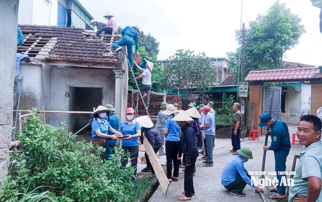 Xã Hưng Nguyên Nam huy động cán bộ, công chức và nhân dân hỗ trợ làm nhà cho gia đình có hoàn cảnh khó khăn. Ảnh Mai Hoa