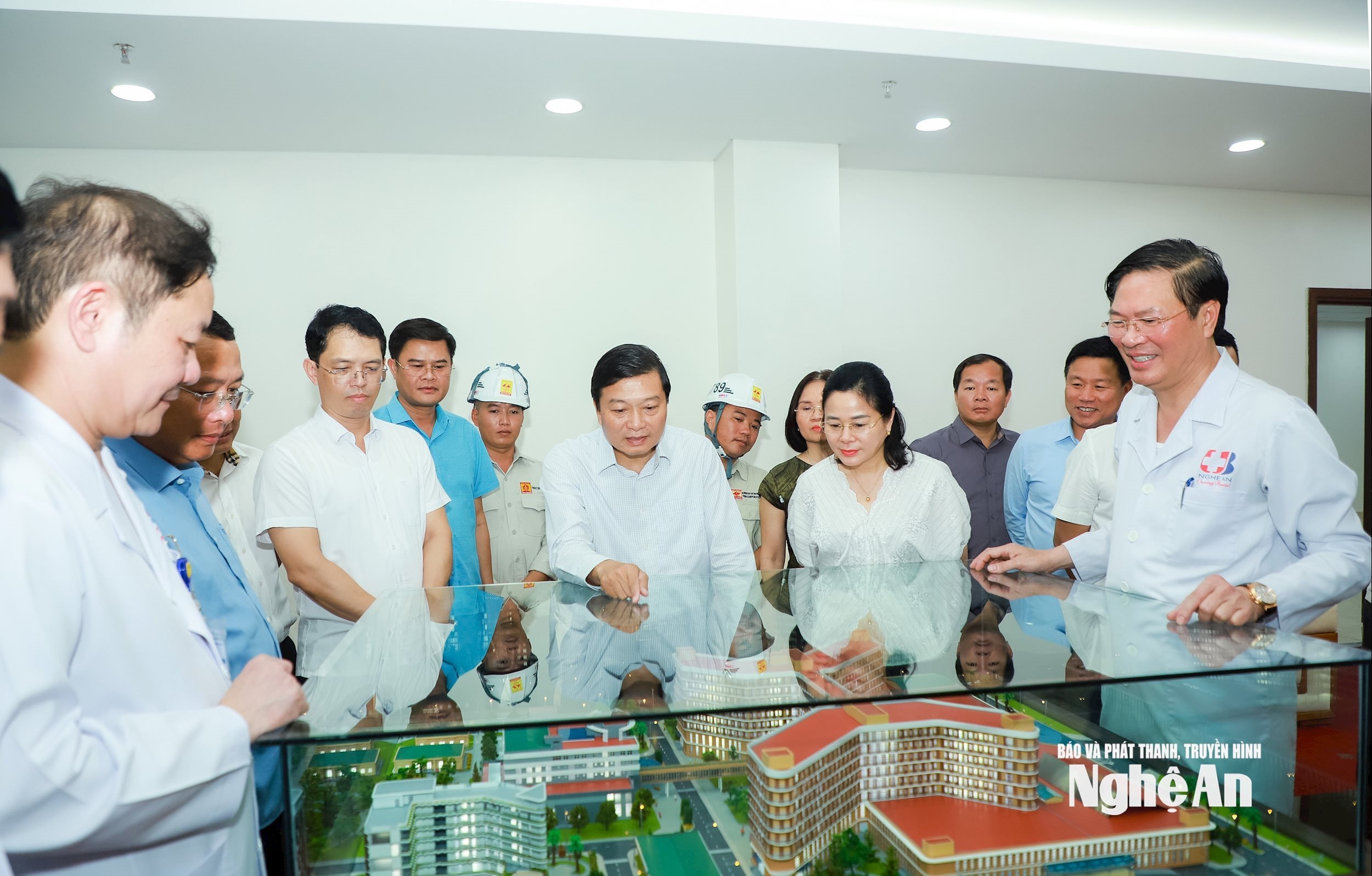 chu-tich-ubnd-tinh-le-hong-vinh-chi-dao-mot-so-noi-dung-ve-bo-tri-cong-nang-cac-cong-trinh-cua-benh-vien-dam-bao-hop-ly.-anh-thanh-duy.jpg