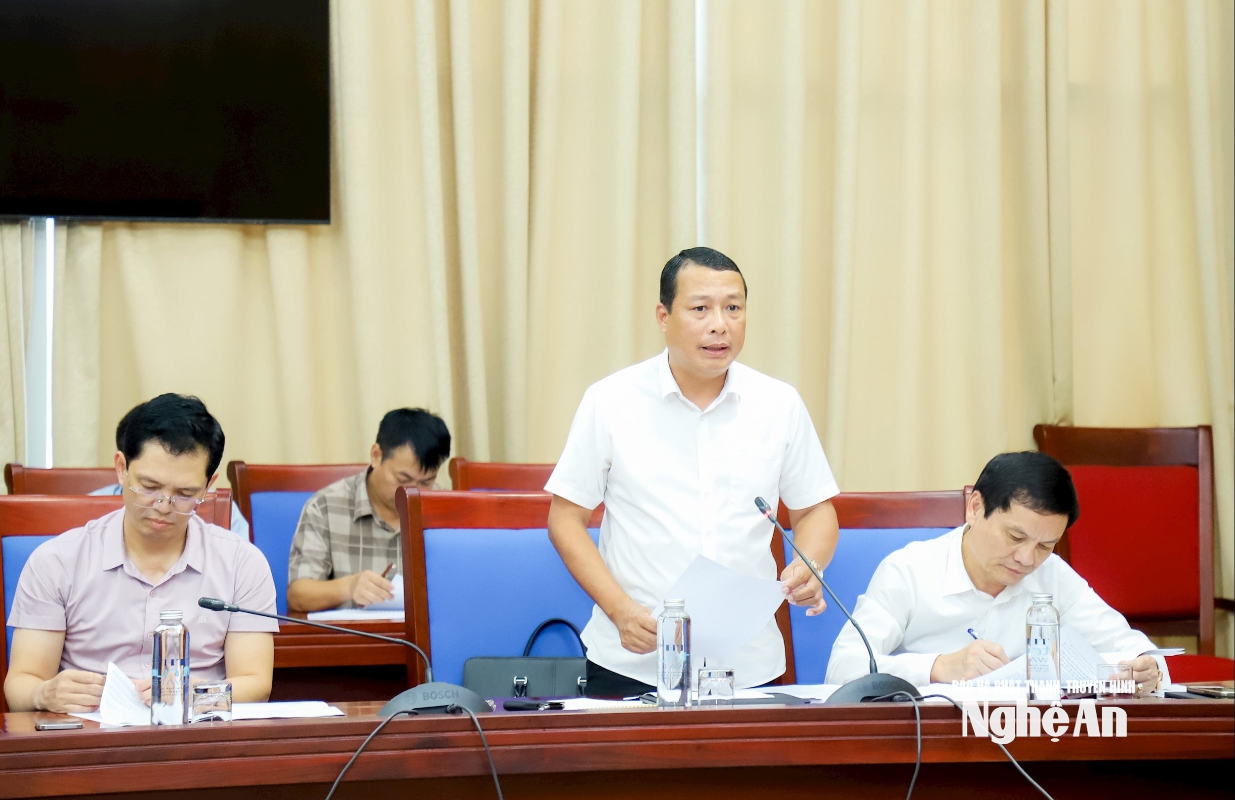 Giám đốc Sở Xây dựng Phạm Hồng Quang báo cáo tiến độ GPMB các dự án. Ảnh- Thành Duy
