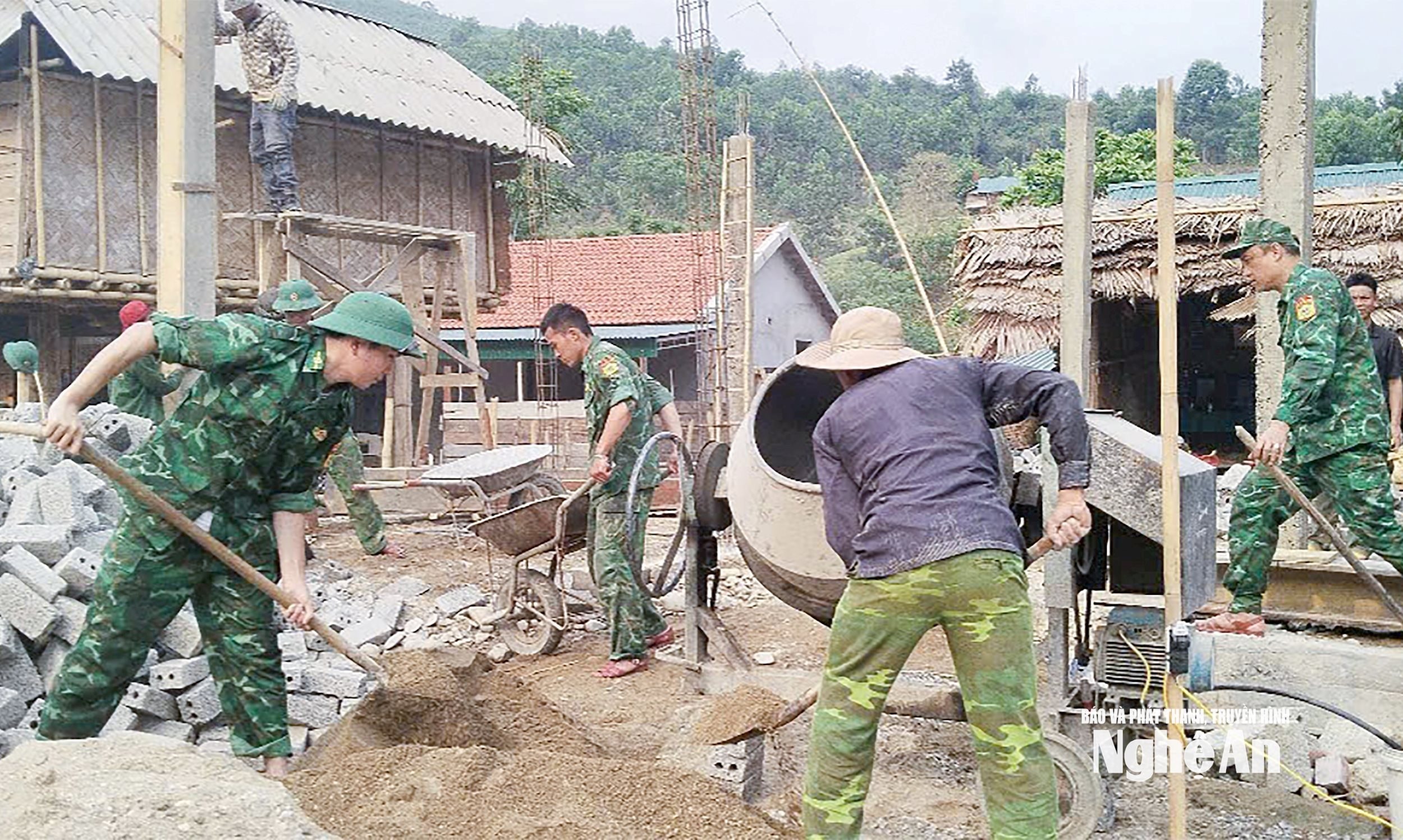 Xã Châu Khê huy động các lực lượng hỗ trợ làm nhà cho hộ có hoàn cảnh đặc biệt khó khăn trên địa bàn. Ảnh Mai Hoa