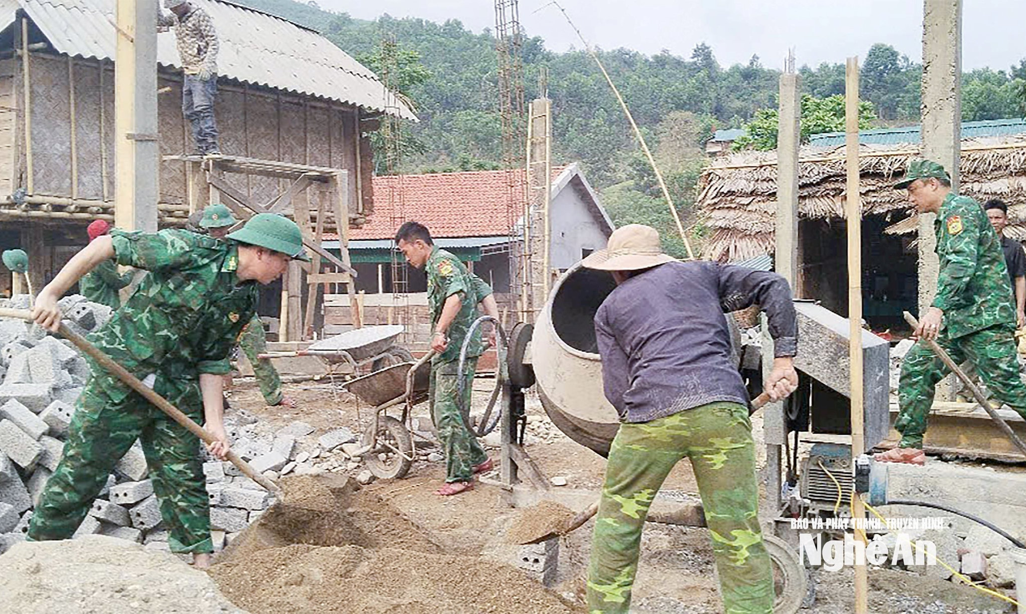 Xã Châu Khê huy động các lực lượng hỗ trợ làm nhà cho hộ có hoàn cảnh đặc biệt khó khăn trên địa bàn. Ảnh Mai Hoa