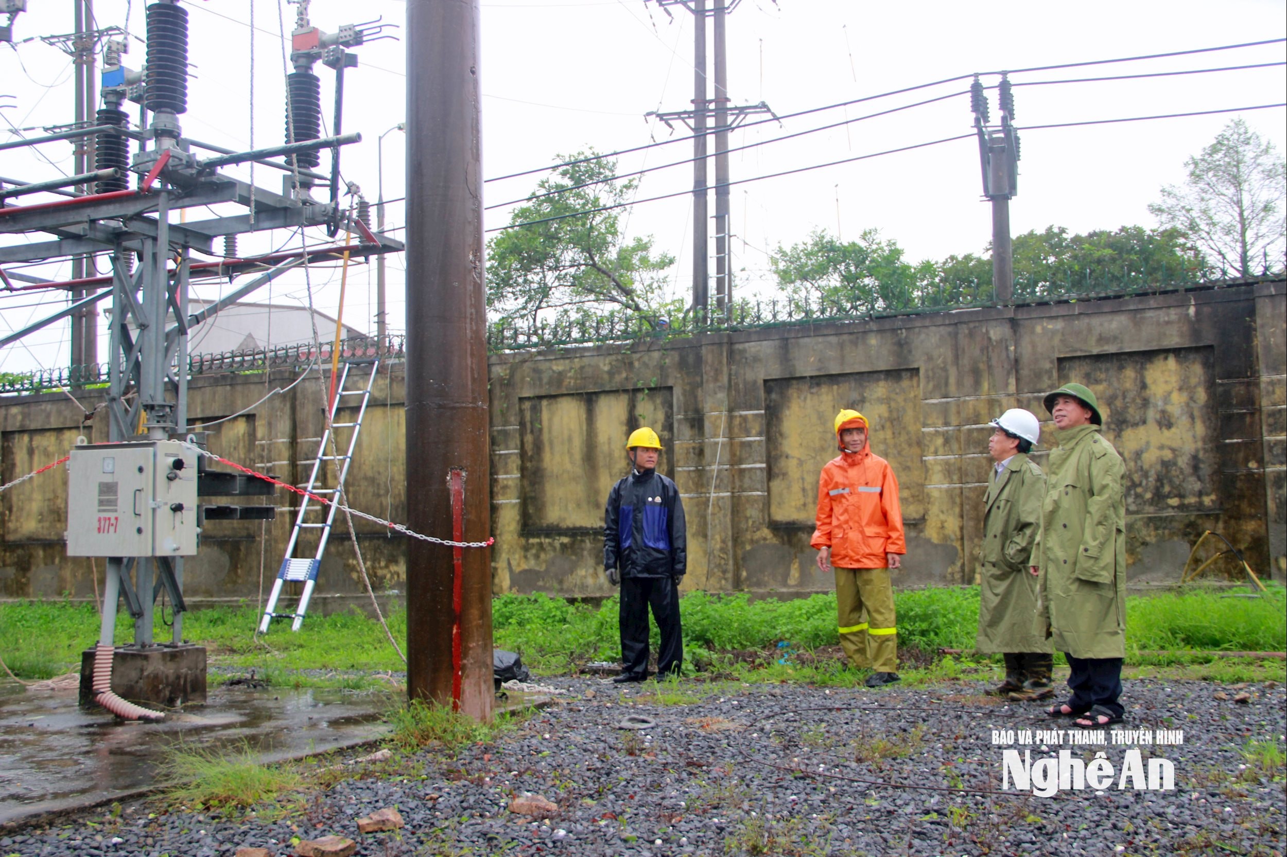 Đoàn kiểm tra việc khôi phục lưới điện tại trạm biến áp. Ảnh: Quang An