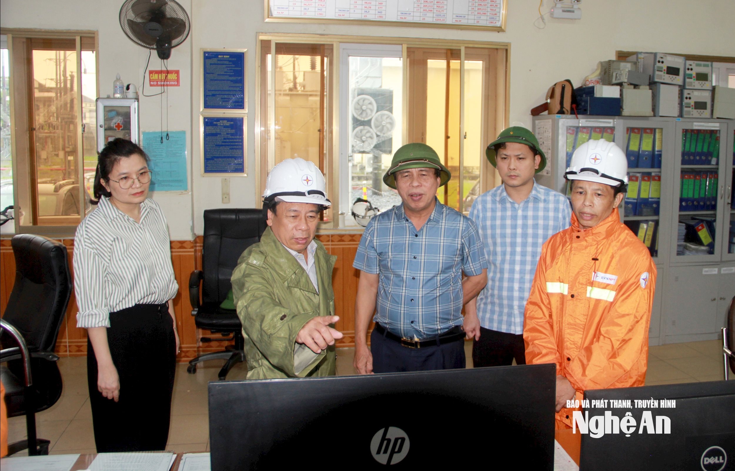 Đoàn công tác kiểm tra việc khắc phục hạ tầng điện tại Trạm biến áp 220kV Hưng Đông. Ảnh: Quang An