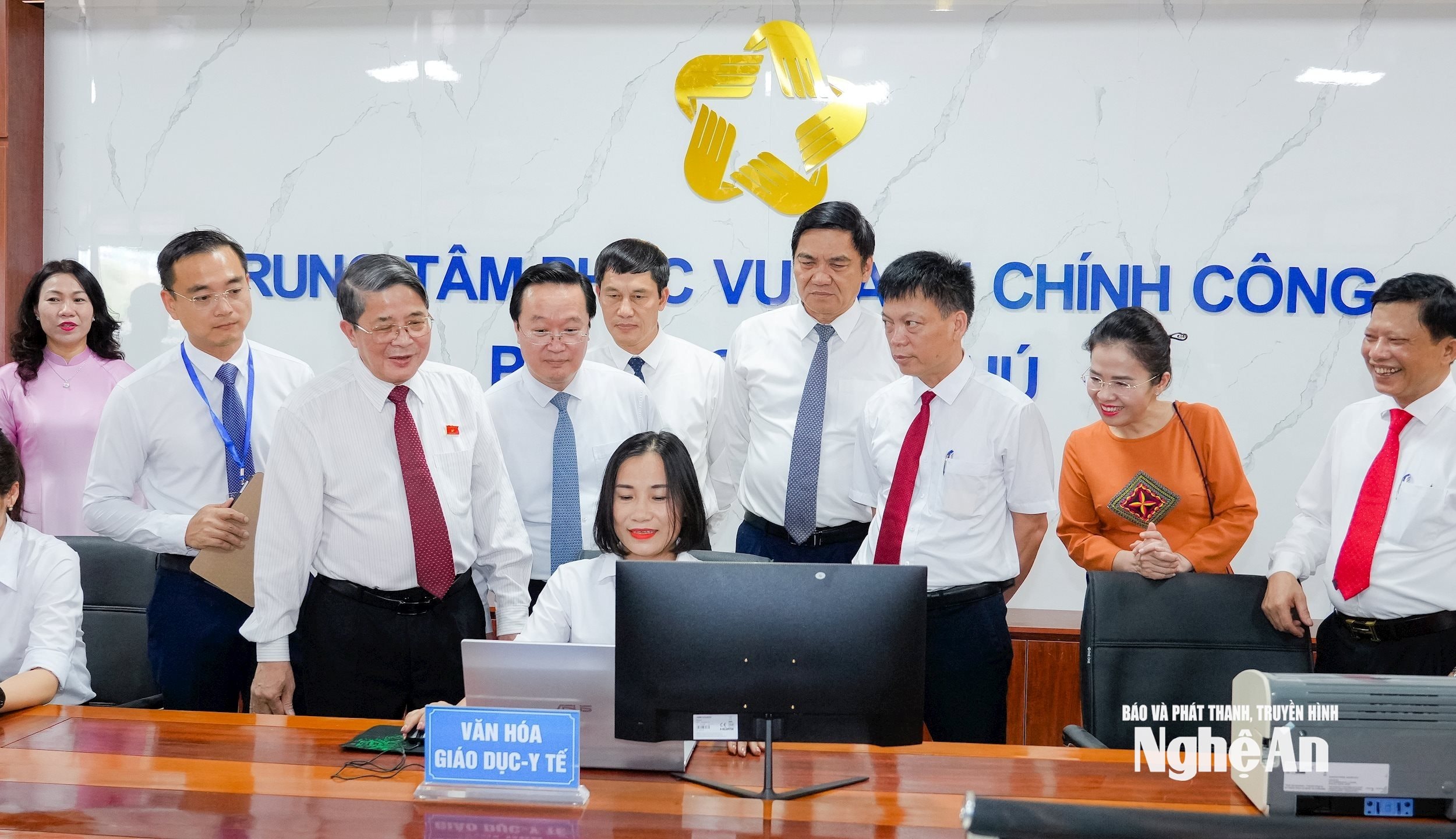 Phó Chủ tịch Quốc hội Nguyễn Đức Hải khảo sát thực tế tại Trung tâm Phục vụ hành chính công phường Vinh Phú, Nghệ An. Ảnh: Phạm Bằng