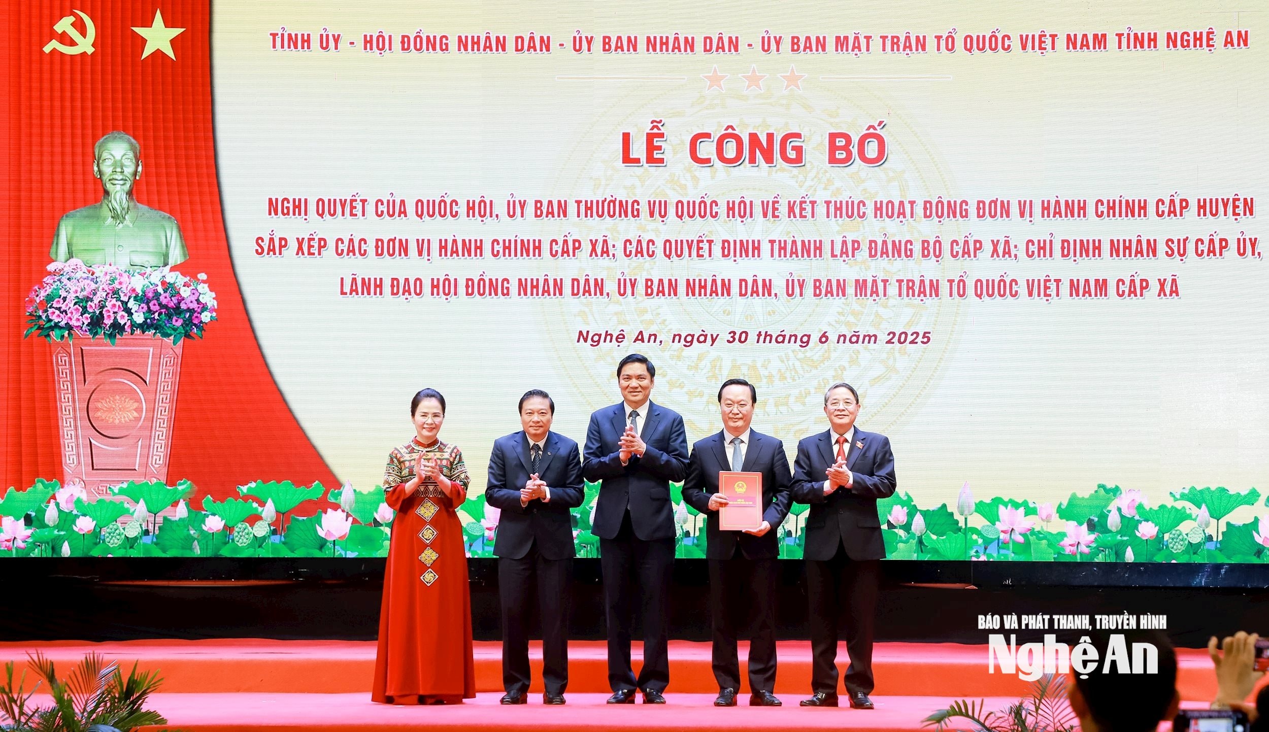 Đồng chí Nguyễn Đức Hải - Ủy viên Ban Chấp hành Trung ương Đảng, Phó Chủ tịch Quốc hội trao Nghị quyết số 1678/NQ-UBTVQH15 ngày 16/6/2025 của Ủy ban Thường vụ Quốc hội về việc sắp xếp các đơn vị hành chính cấp xã của tỉnh Nghệ An năm 2025 đến các đồng chí Thường trực Tỉnh ủy. Ảnh: Thành Duy