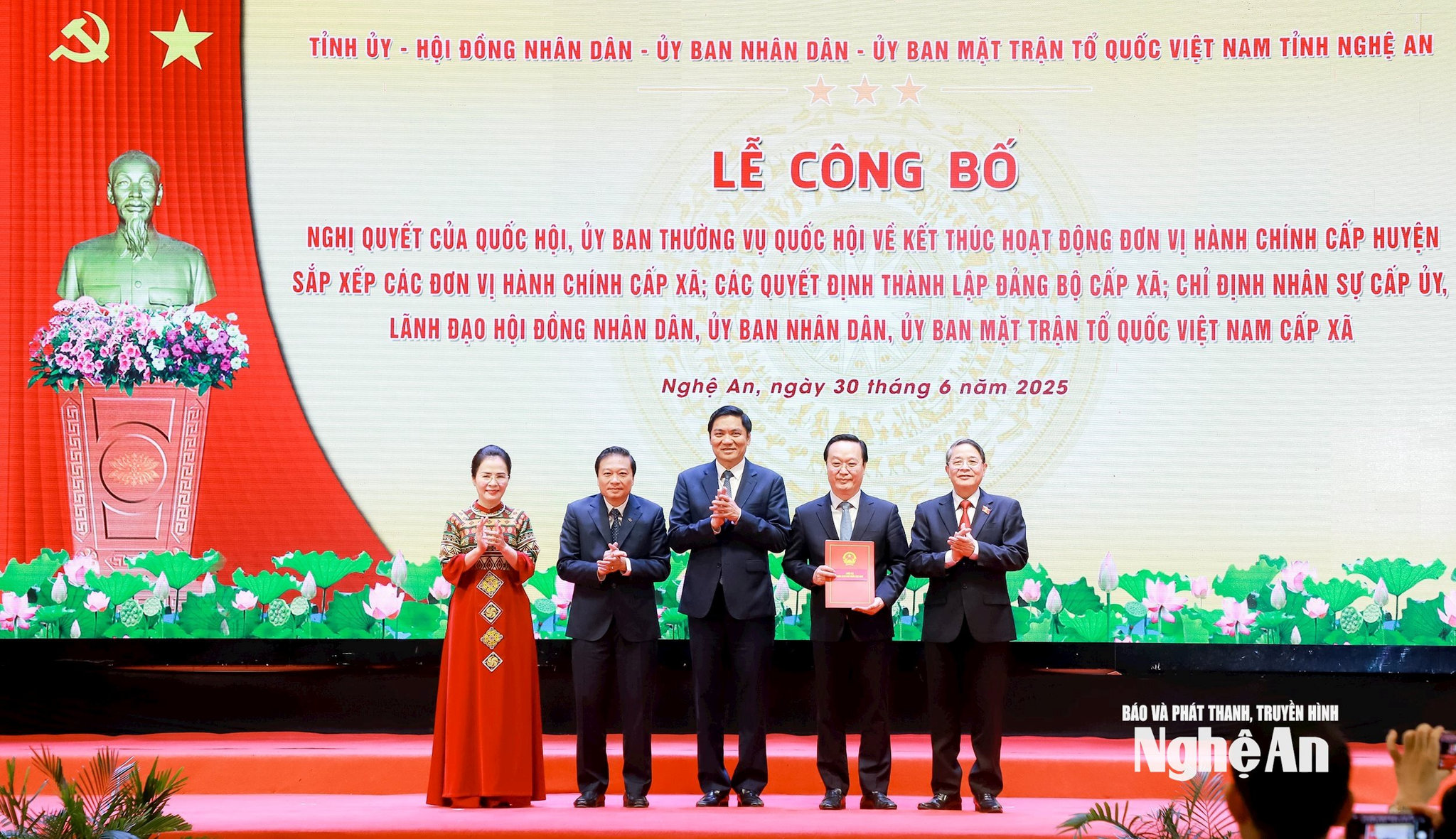 Đồng chí Nguyễn Đức Hải - Ủy viên Ban Chấp hành Trung ương Đảng, Phó Chủ tịch Quốc hội trao Nghị quyết số 1678/NQ-UBTVQH15 ngày 16/6/2025 của Ủy ban Thường vụ Quốc hội về việc sắp xếp các đơn vị hành chính cấp xã của tỉnh Nghệ An năm 2025 đến các đồng chí Thường trực Tỉnh ủy. Ảnh: Thành Duy