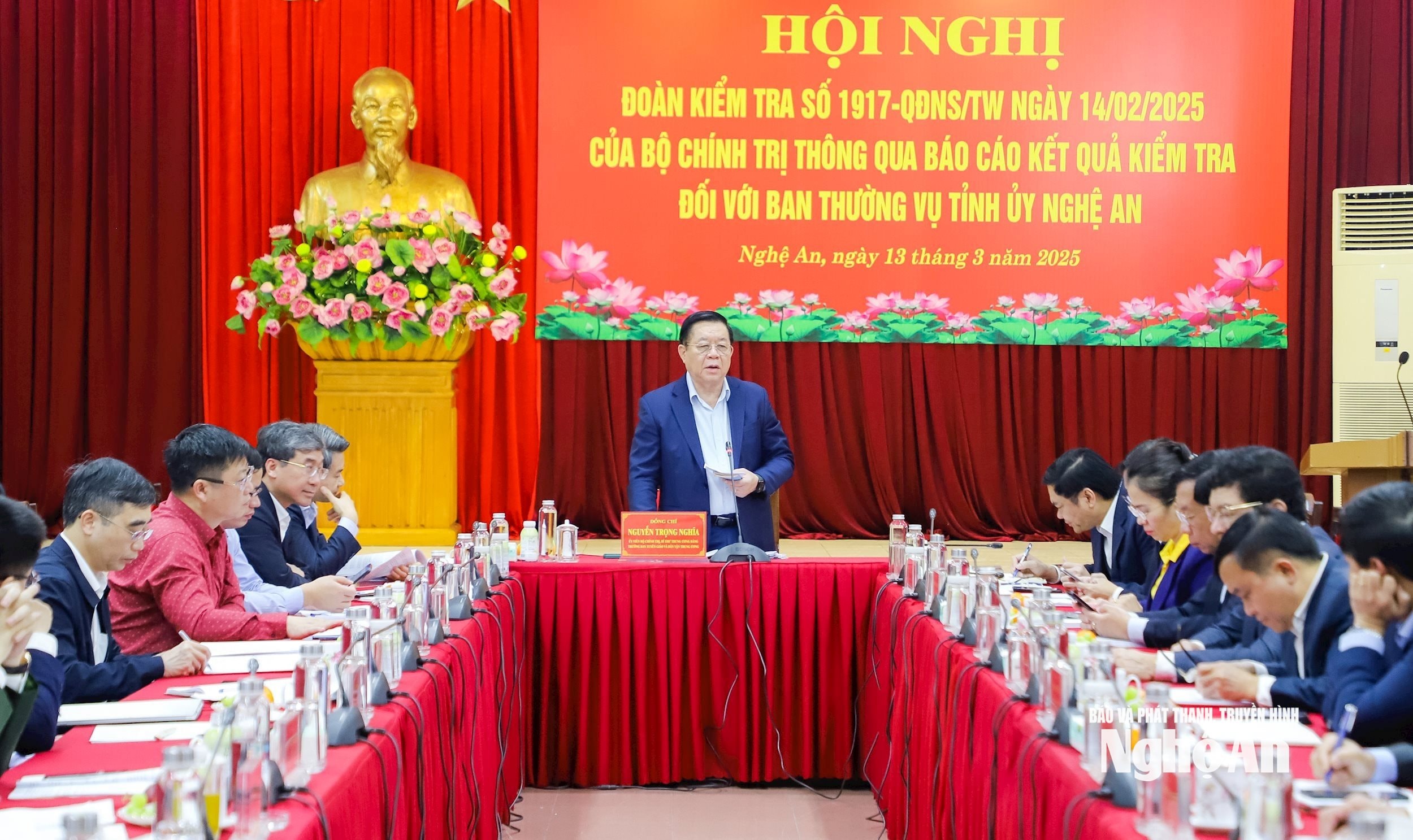 Đồng chí Nguyễn Trọng Nghĩa - Ủy viên Bộ Chính trị, Bí thư Trung ương Đảng, Trưởng ban Tuyên giáo và Dân vận Trung ương chủ trì cuộc làm việc với Ban Thường vụ Tỉnh ủy Nghệ An. Ảnh: Phạm Bằng