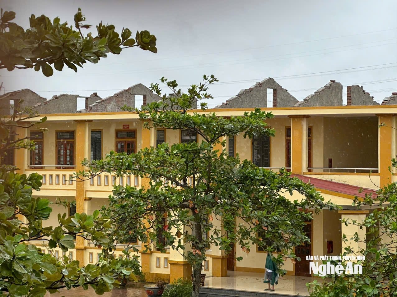Phần mái dãy nhà làm việc và phòng chức năng của Trường Tiểu học Đà Sơn bị hư hỏng nặng. Ảnh - NTCC