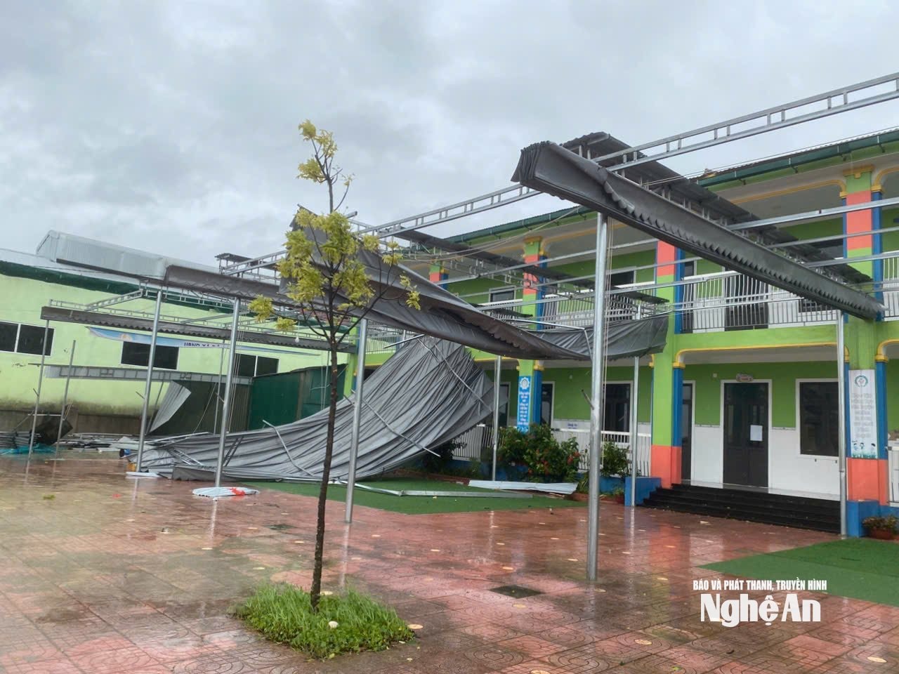 Trường mầm non Văn Sơn, xã Đô Lương bị tốc mái, hư hỏng nặng sau bão. Ảnh - NTCC