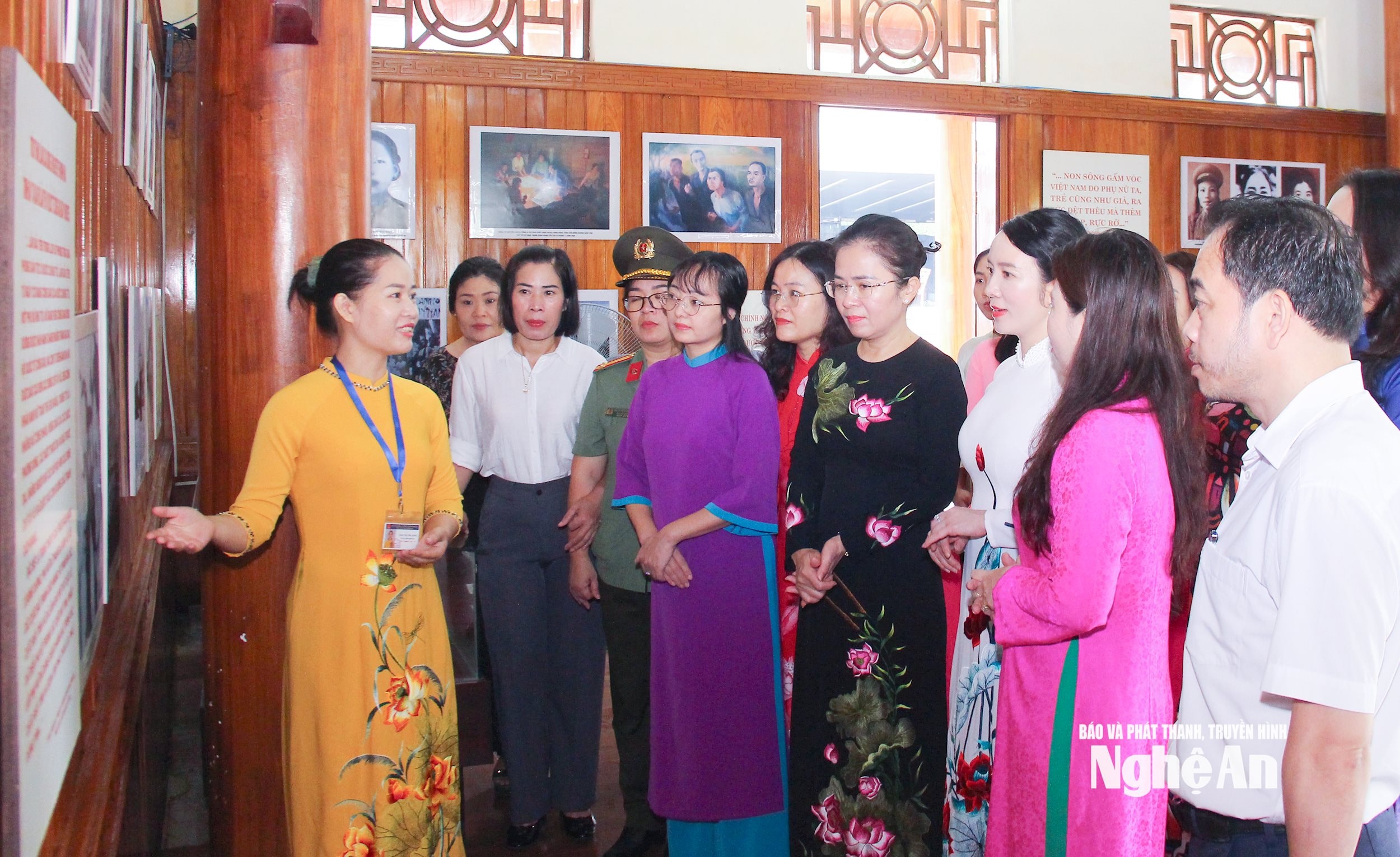 Đoàn công tác của tỉnh nghe cán bộ thuyết minh về những tư liệu, hiện vật gắn bó với cuộc đời, sự nghiệp của đồng chí Nguyễn Thị Minh khai tại Nhà lưu niệm. Ảnh: Mai Hoa 
