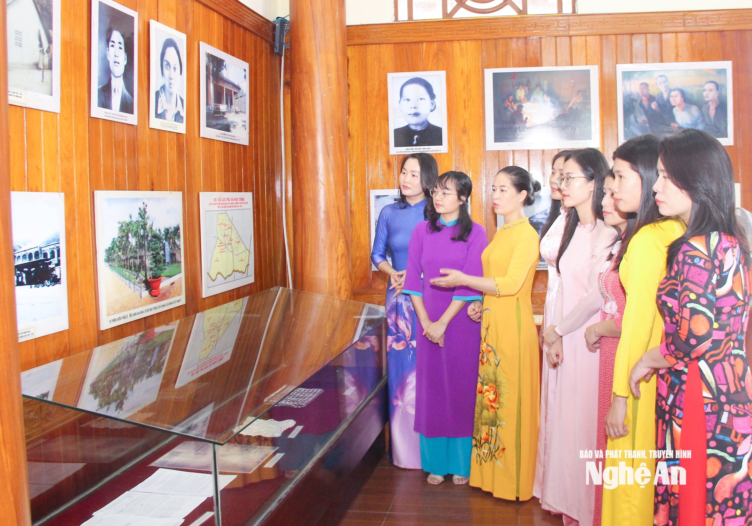  Cán bộ Nhà lưu niệm đồng chí Nguyễn Thị Minh Khai trao đổi nghiệp vụ thuyết minh. Ảnh Mai Hoa