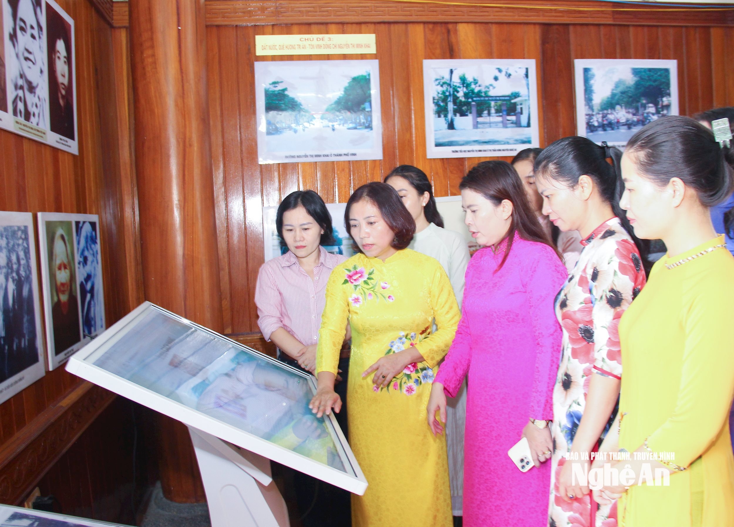  Lãnh đạo và 