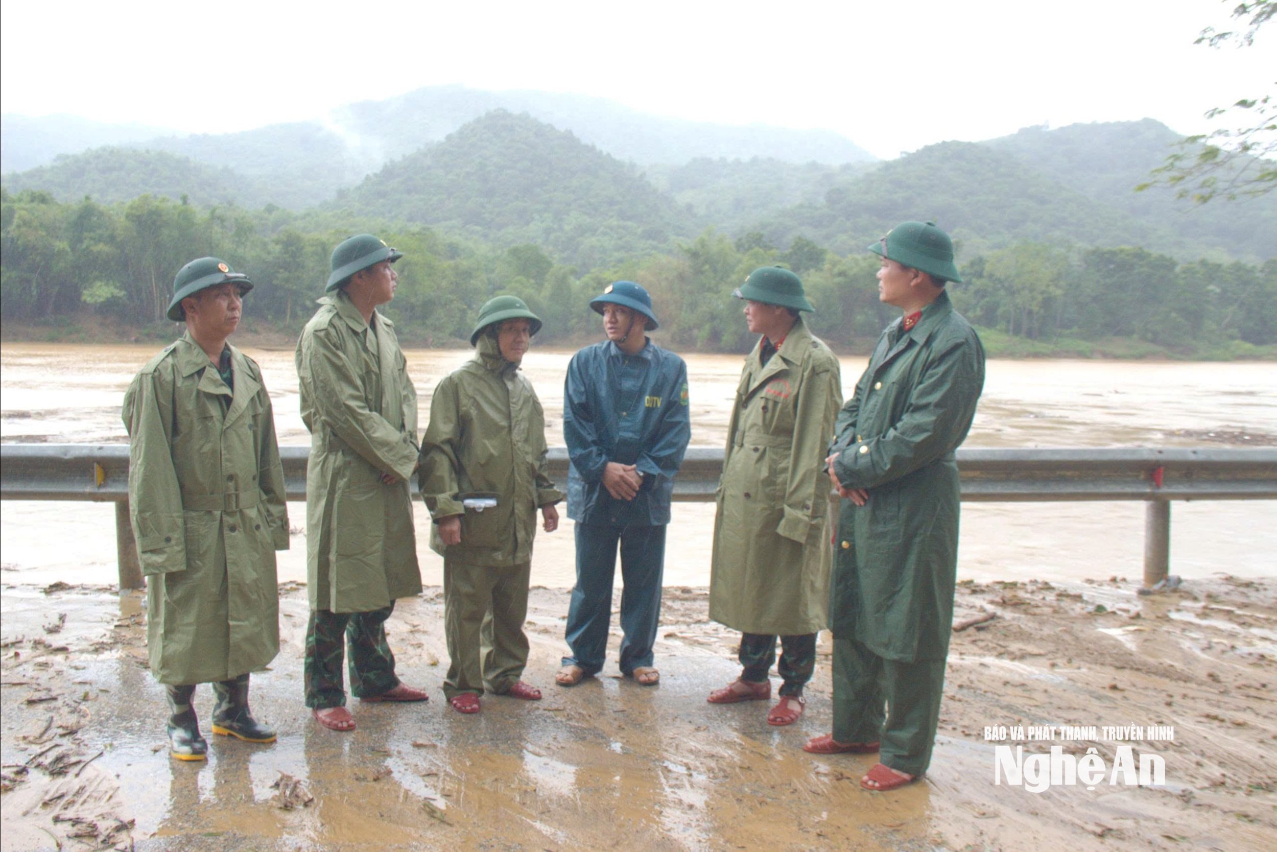 Thượng tá Nguyễn Trọng Đức - Phó Tham mưu trưởng Bộ Chỉ huy Quân sự tỉnh Nghệ An kiểm tra công tác khắc phục hậu quả do hoàn lưu bão số 10 tại các xã Miền Tây tỉnh Nghệ An. Ảnh: Trọng Kiên