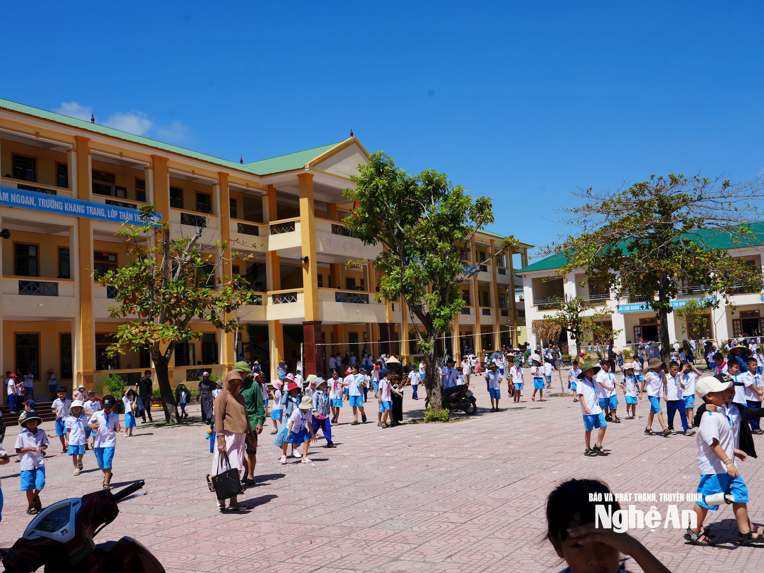 Học sinh Trường Tiểu học thị trấn, xã Vạn An. Ảnh - Mỹ Hà