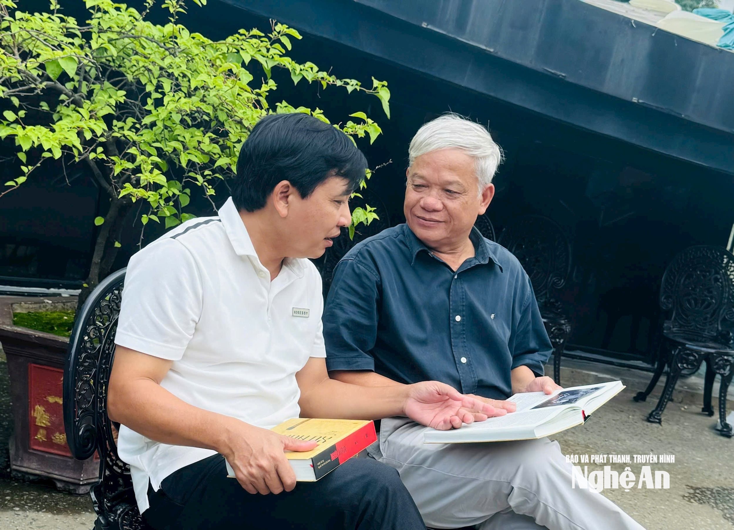 Phó Chủ tịch HĐND tỉnh Nguyễn Như Khôi và nhà báo, nhà thơ Nguyễn Sỹ Đại trao đổi về bản thảo cuốn sách