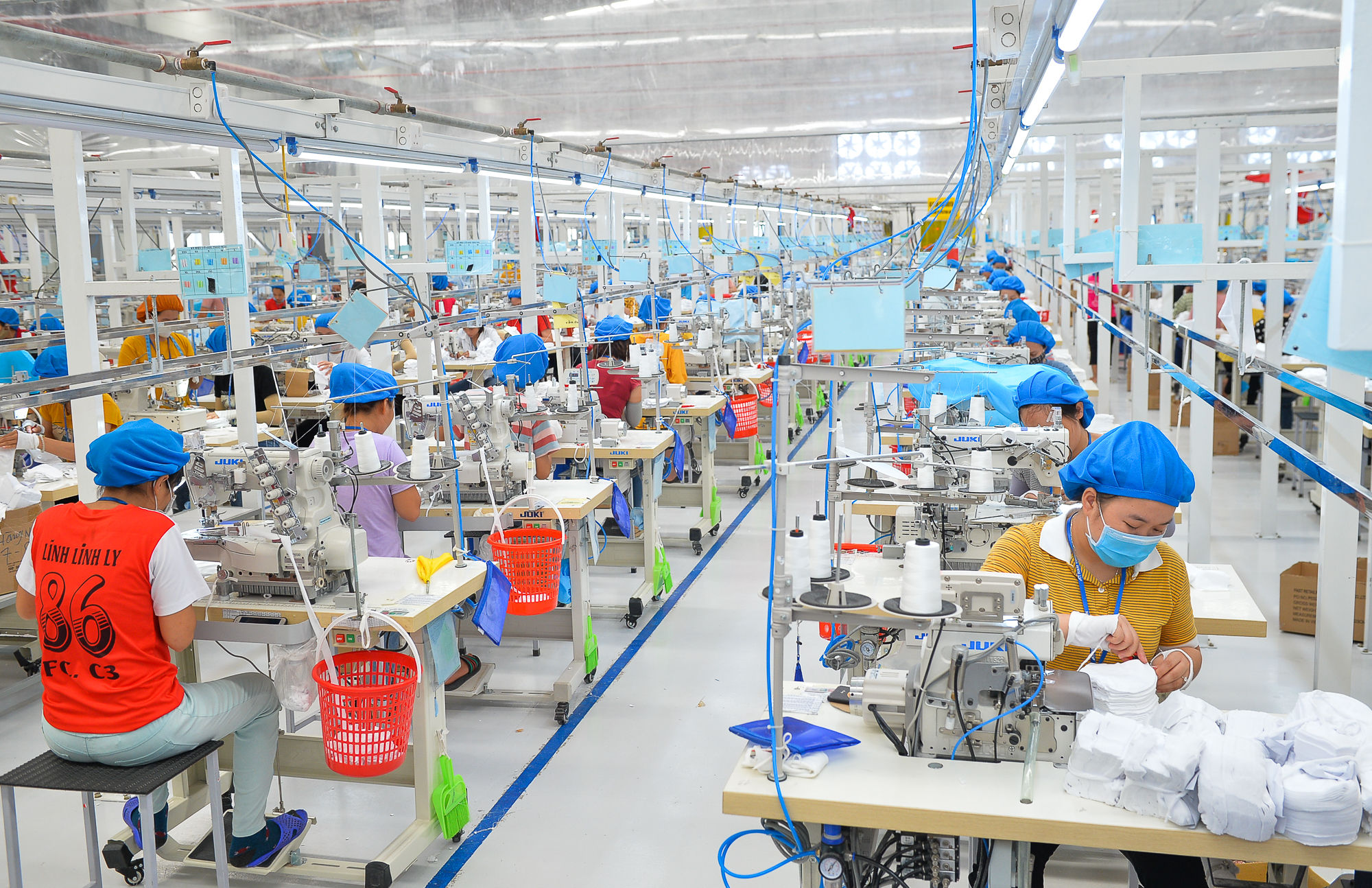 C&ocirc;ng nh&acirc;n l&agrave;m việc tại Nh&agrave; m&aacute;y may xuất khẩu tại Nghệ An. Ảnh: Th&agrave;nh Cường