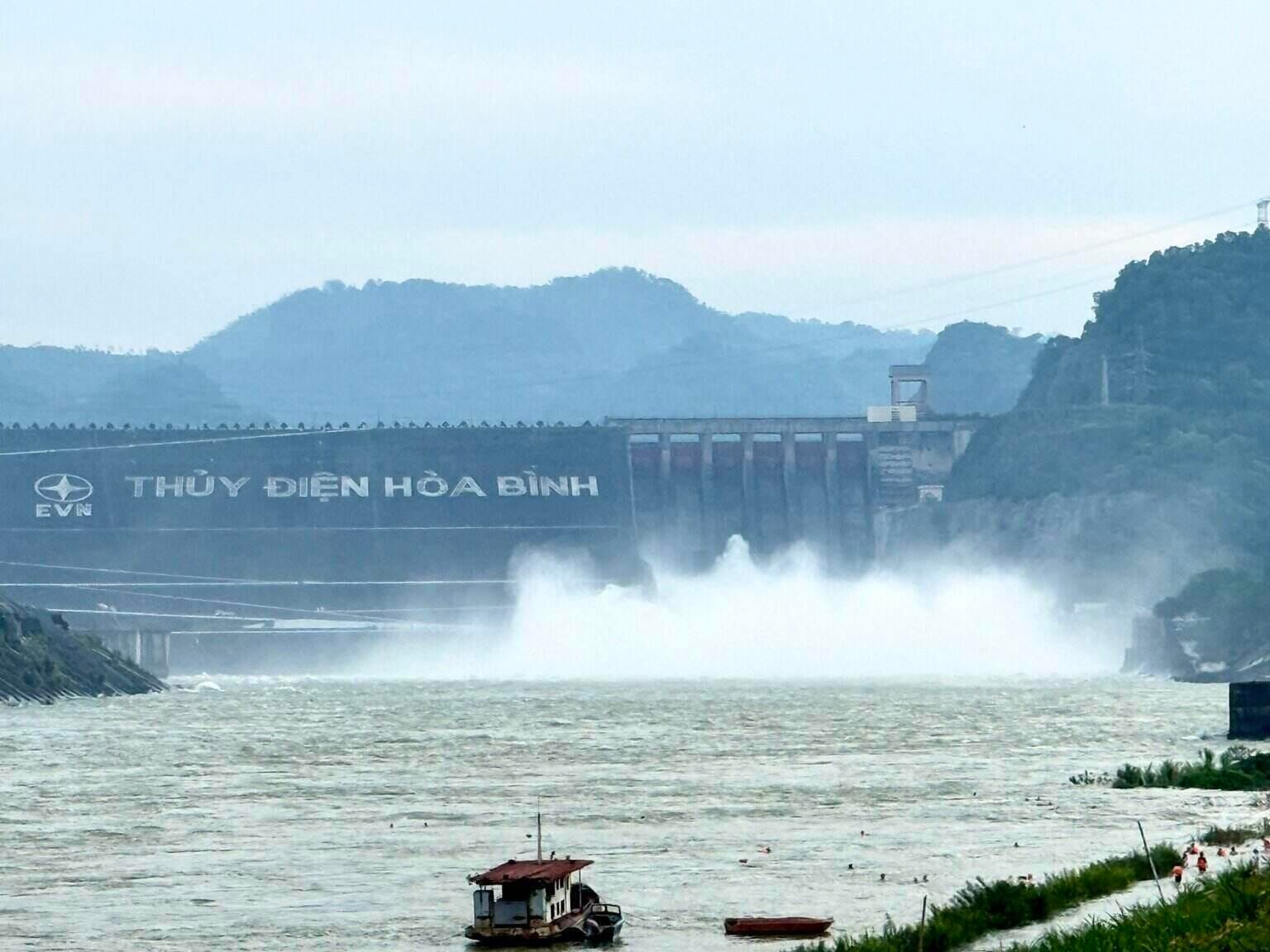 Thêm cửa xả đáy hồ thủy điện Hòa Bình và hồ thủy điện Tuyên Quang được lệnh mở ngay
