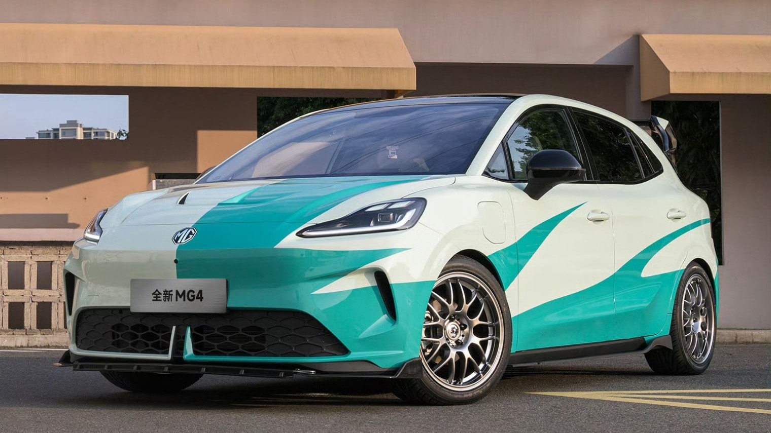 Hình ảnh mẫu xe điện MG4 EV hatchback với thiết kế hiện đại và động cơ điện mạnh mẽ