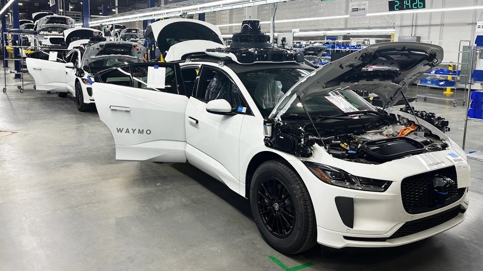 Cơ sở Waymo tại Arizona phục vụ sản xuất, lắp đặt cảm biến và hiệu chỉnh phần mềm cho đội robotaxi.