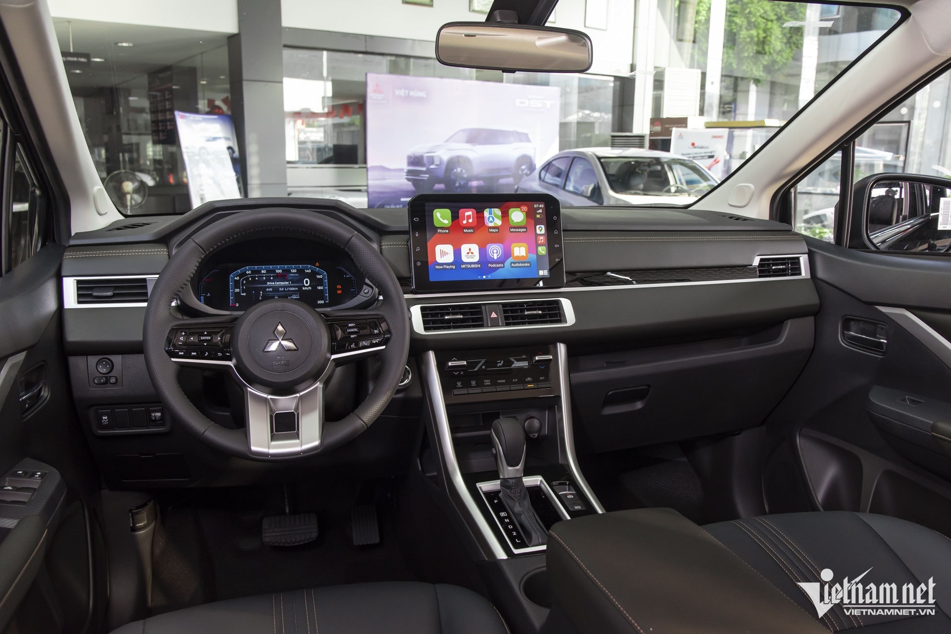 Màn hình giải trí 10 inch hỗ trợ Apple CarPlay và Android Auto không dây trên Xpander 2025