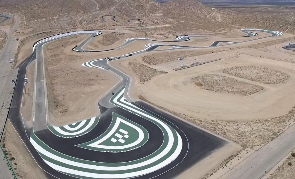 Willow Springs Raceway giữa sa mạc California, đường đua lịch sử với địa hình thay đổi độ cao đặc trưng.