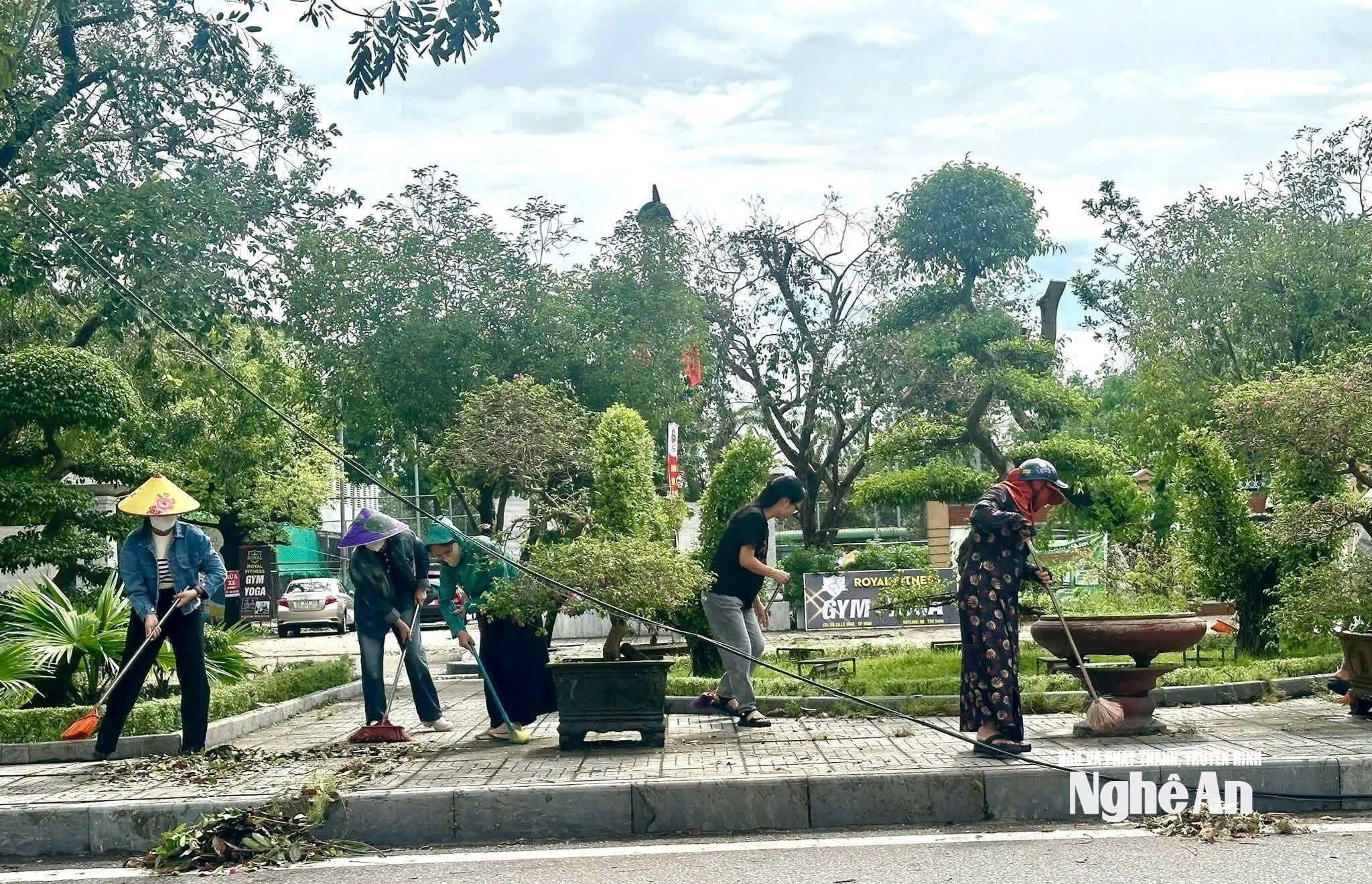 Người dân chung tay dọn vệ sinh sau mưa lụt. Ảnh: P