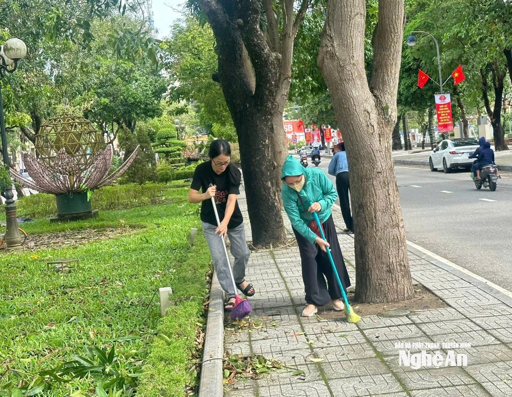 Người dân chung tay dọn vệ sinh sau mưa lụt. Ảnh: PV