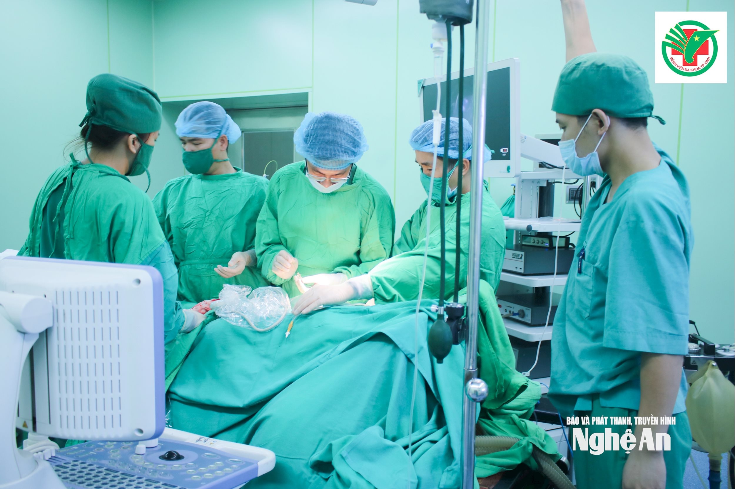  Một ca phẫu thuật nội soi lấy sỏi thận qua da bằng đường hầm nhỏ tại bệnh viên đa khoa thành phố Vinh