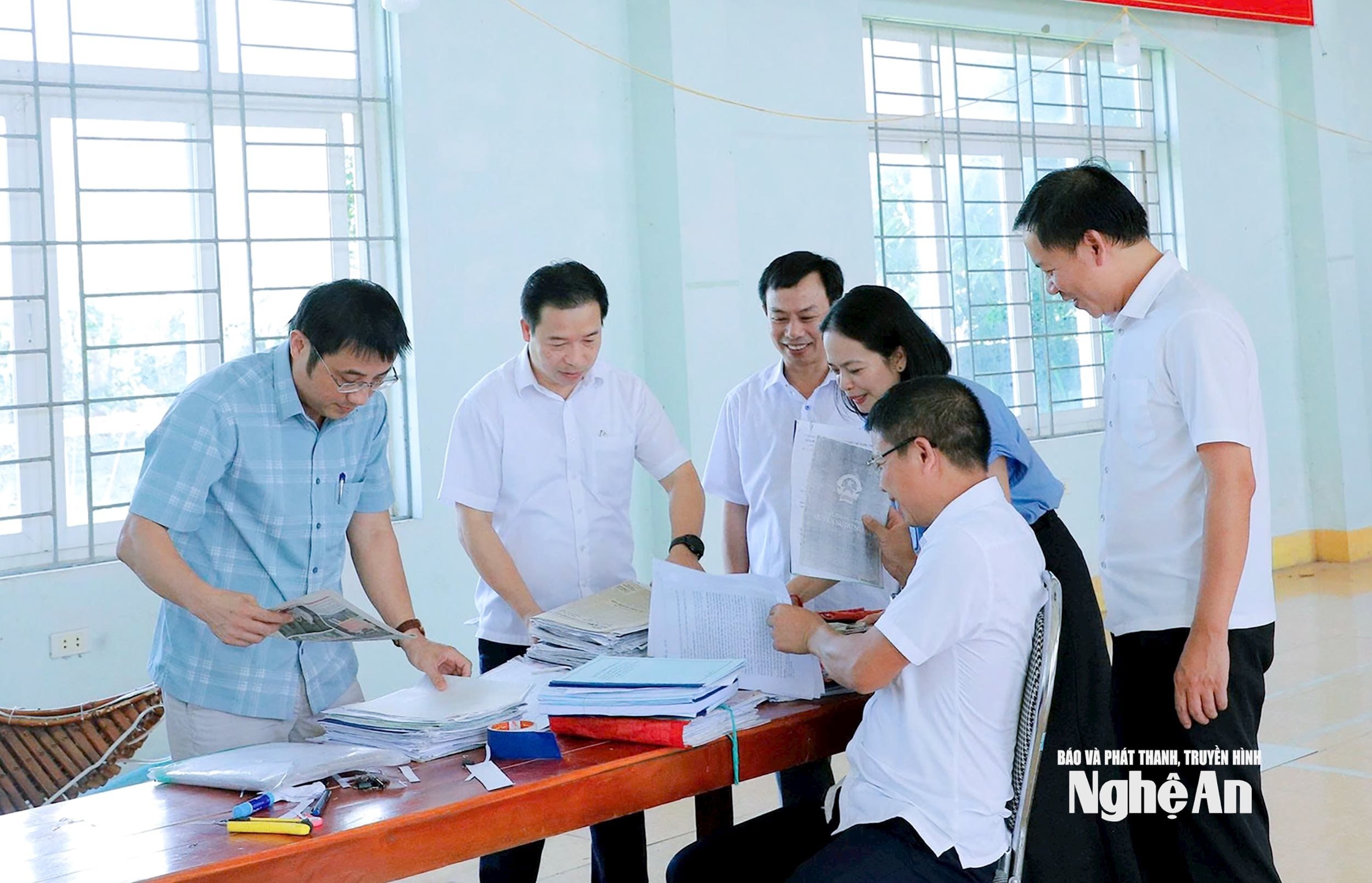 Cán bộ, công chức xã Đông Hiếu rà soát, hệ thống hồ sơ tài liệu được bàn giao cho xã mới. Ảnh- Mai Hoa