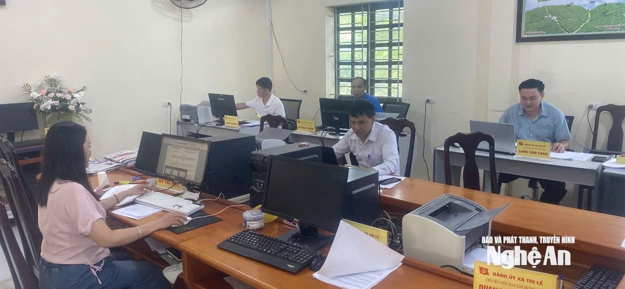 cán bộ xã Tri Lễ thực hiện nhiệm vụ chuyên môn.